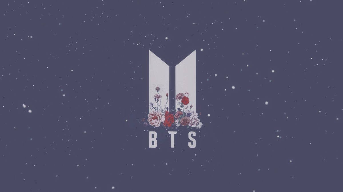 Bts Aesthetic 桌布 壁紙 — BTS標誌，中央有花卉佈置，背景是繁星點點的紫色夜空。