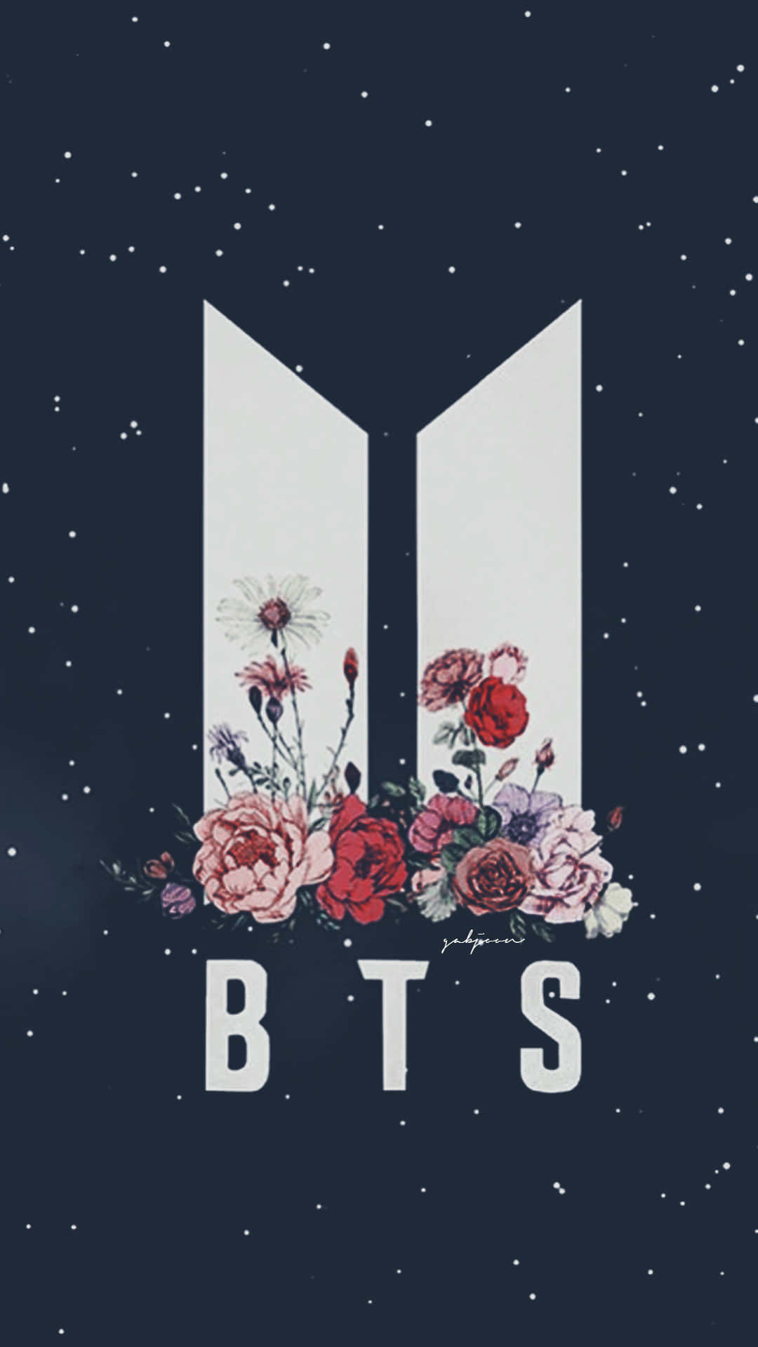 BTS 桌布 壁紙 — BTS標誌被鮮豔的花朵環繞，背景是星空夜空，下方有白色文字。