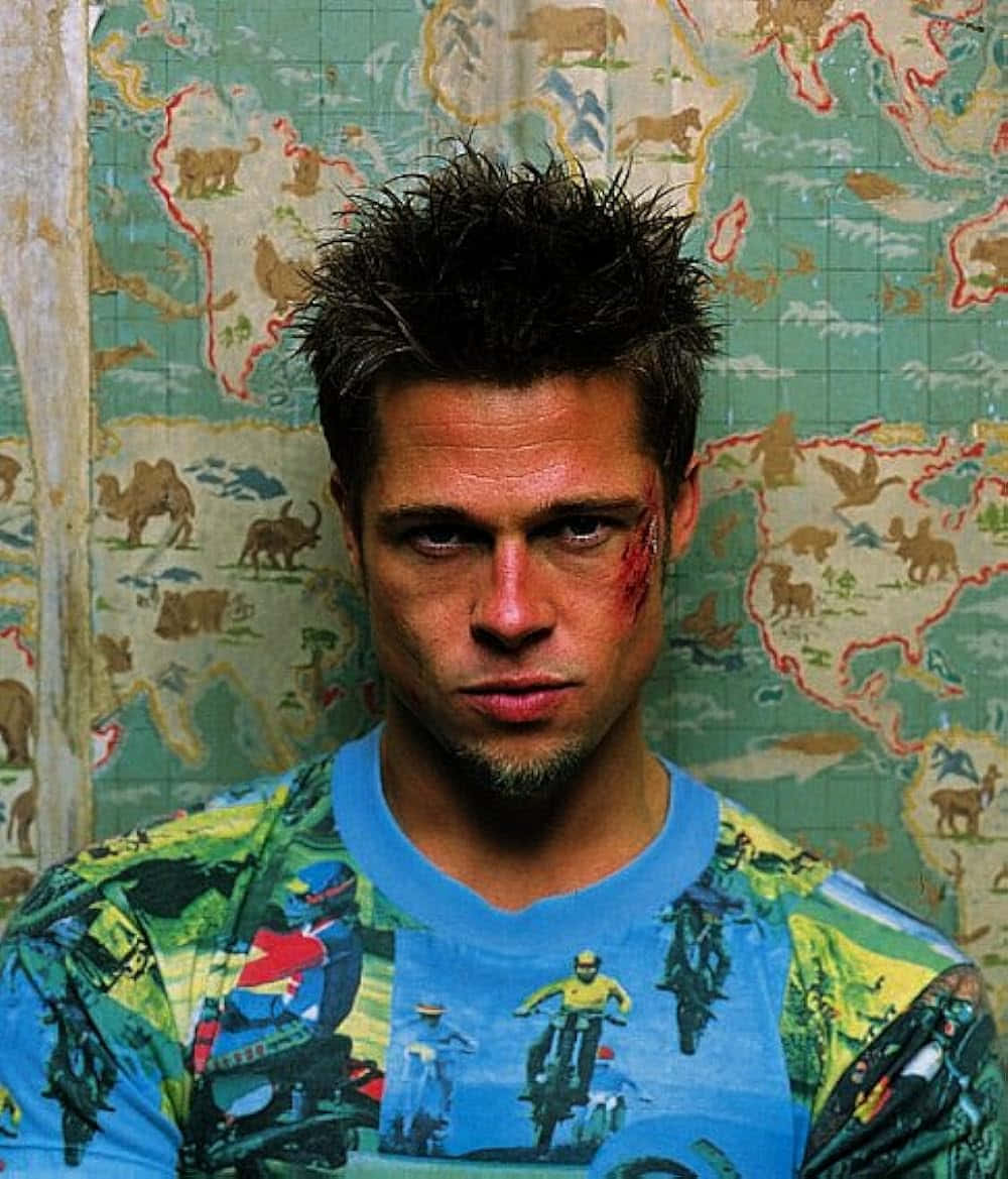  壁紙 — 布萊德彼特（Brad Pitt）臉上帶血，目光銳利，背景是飾有動物插圖的復古地圖壁紙。