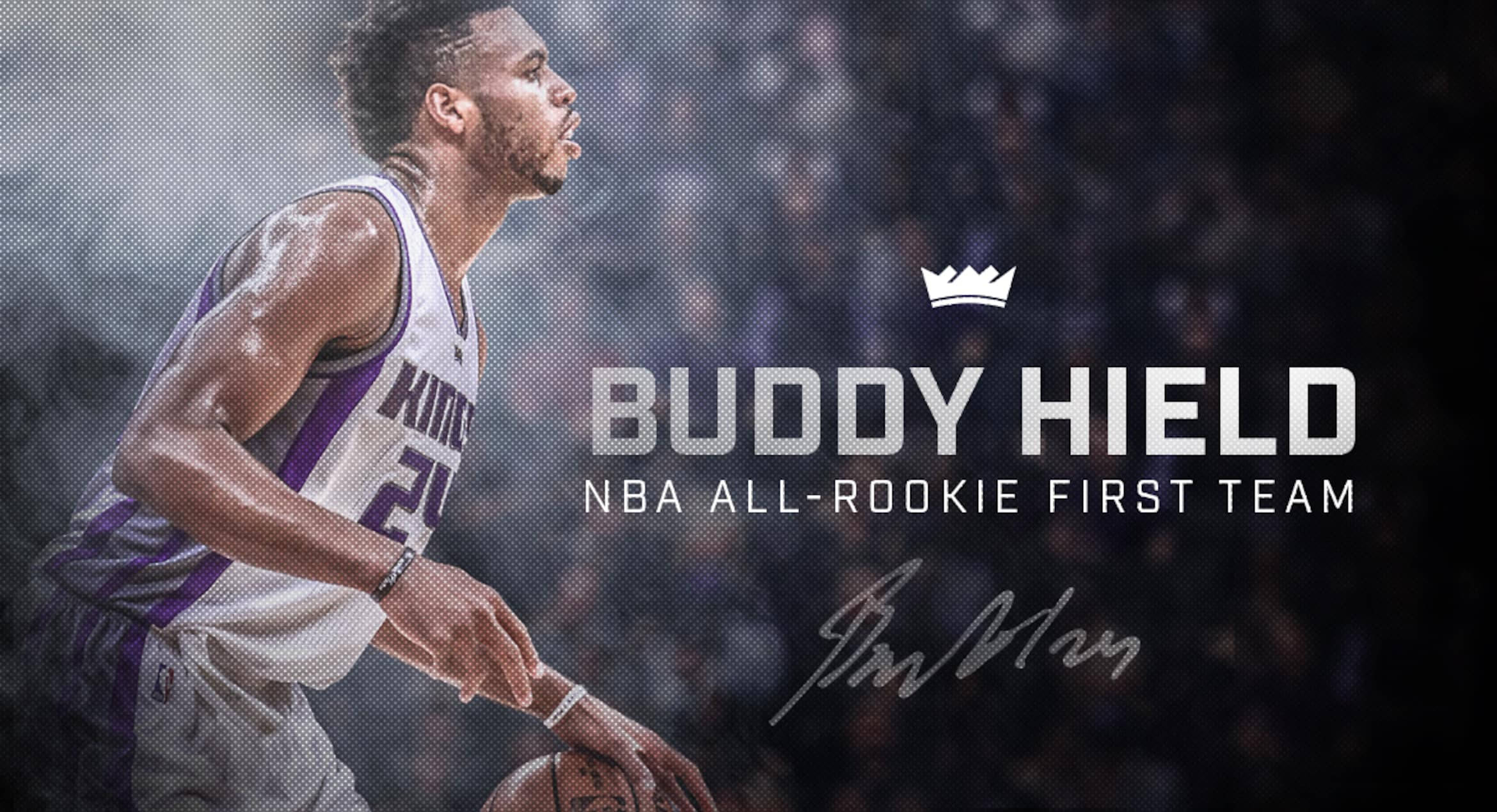 Buddy 桌布 壁紙 — Buddy Hield 身穿沙加緬度國王隊球衣運球，帶有「NBA All-Rookie First Team」文字和皇冠圖案。