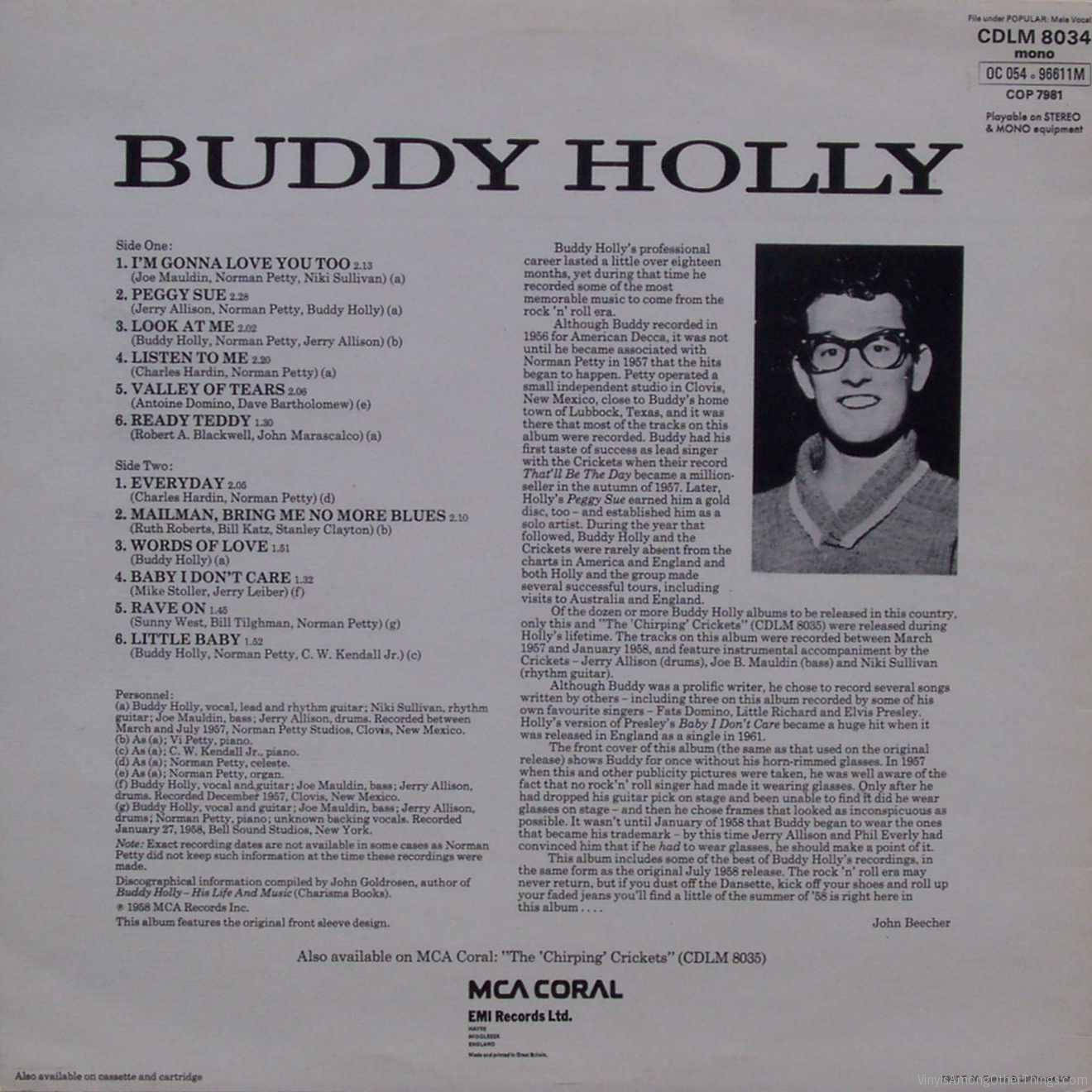 黑白 桌布 壁紙 — Buddy Holly 的《Buddy Holly》復古 1960 年代專輯封面， featuring 他的標誌性眼鏡和黑白照片，旁邊是曲目列表文字。