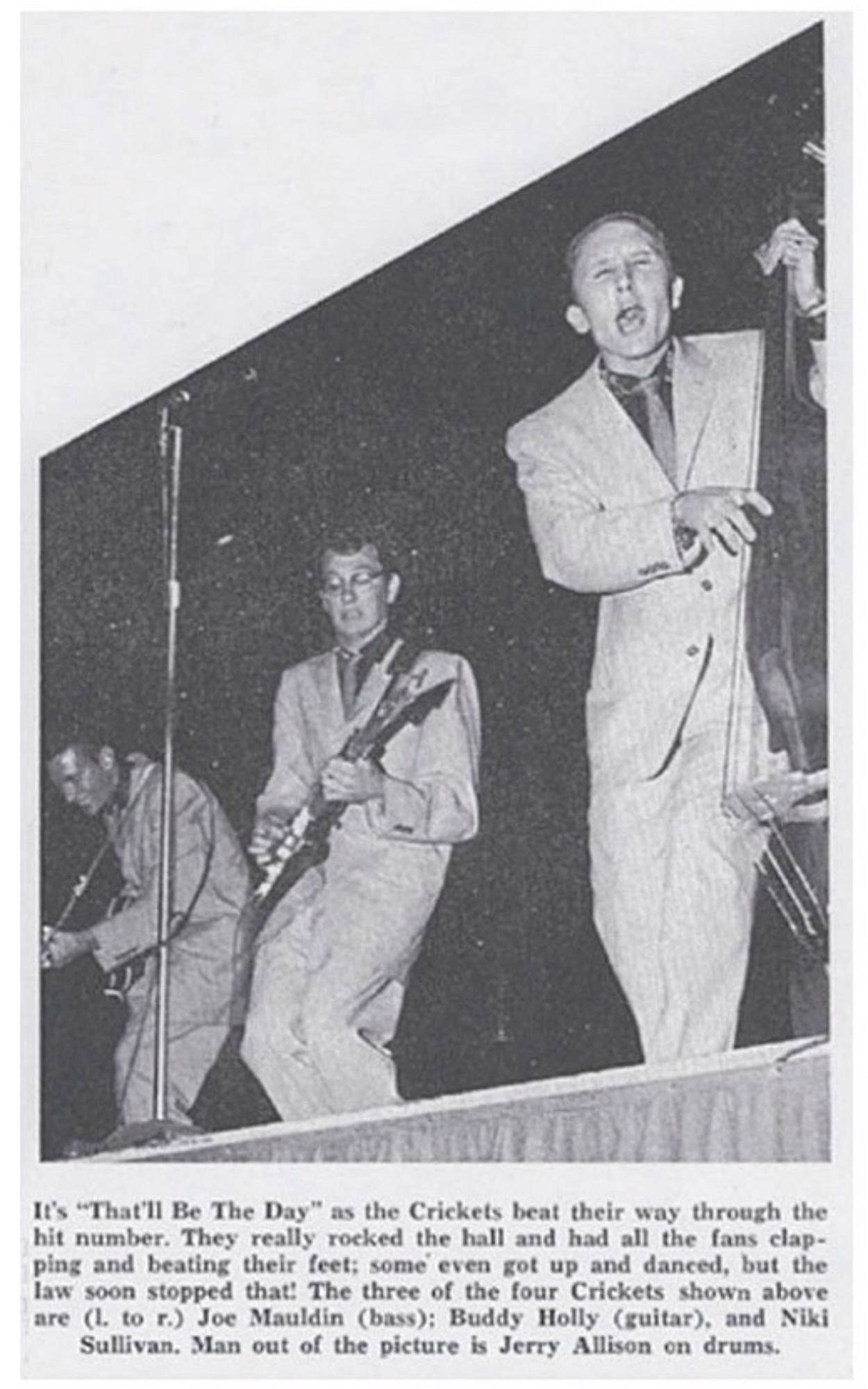 黑白 桌布 壁紙 — Buddy Holly 與樂隊在舞台上充滿活力地表演，手持麥克風和吉他的黑白照片。
