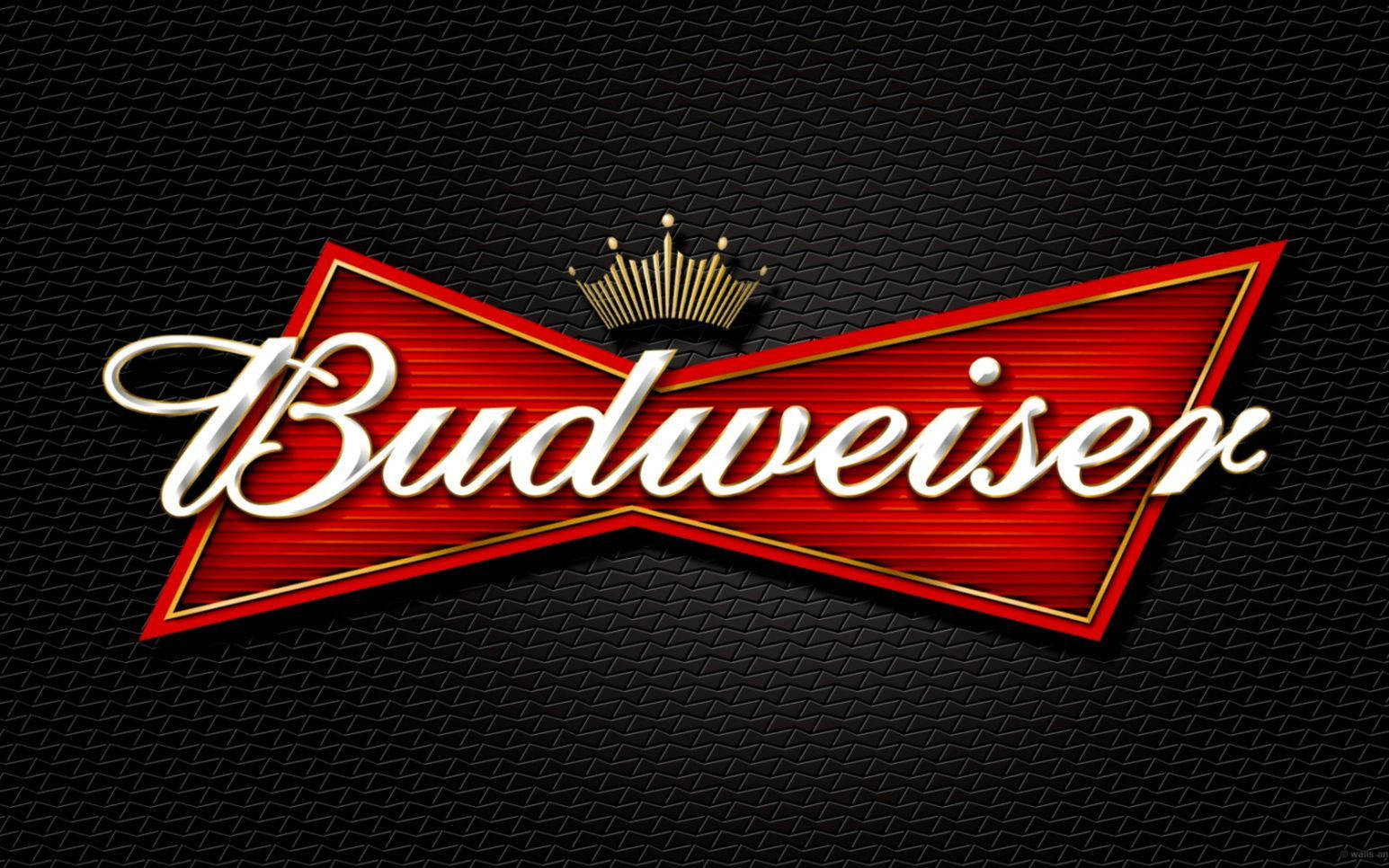 標誌 桌布 壁紙 — Budweiser 標誌以紅色和金色呈現，置於帶有金屬光澤的紋理黑色背景上。