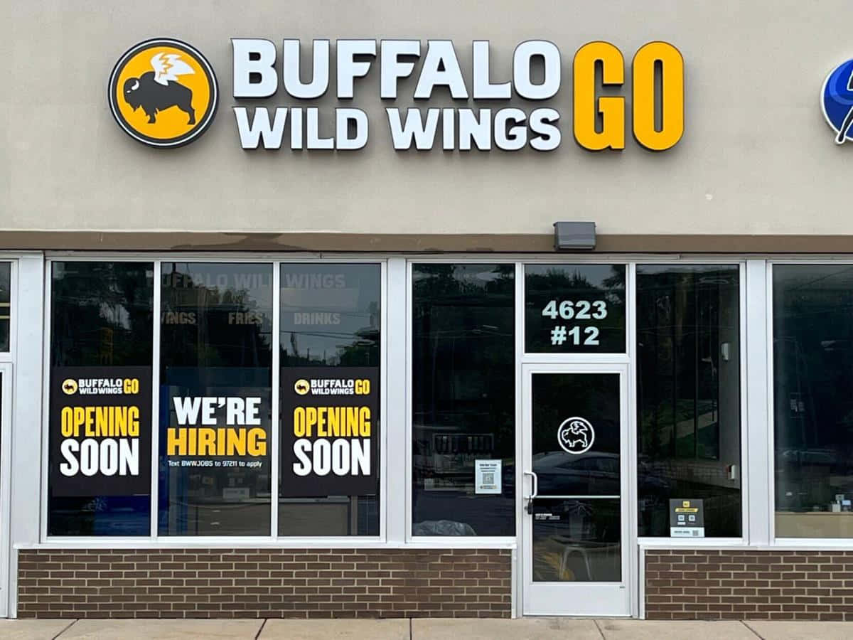 Buffalo Wild Wings 餐廳正面，窗戶上有即將開業和招聘標誌。