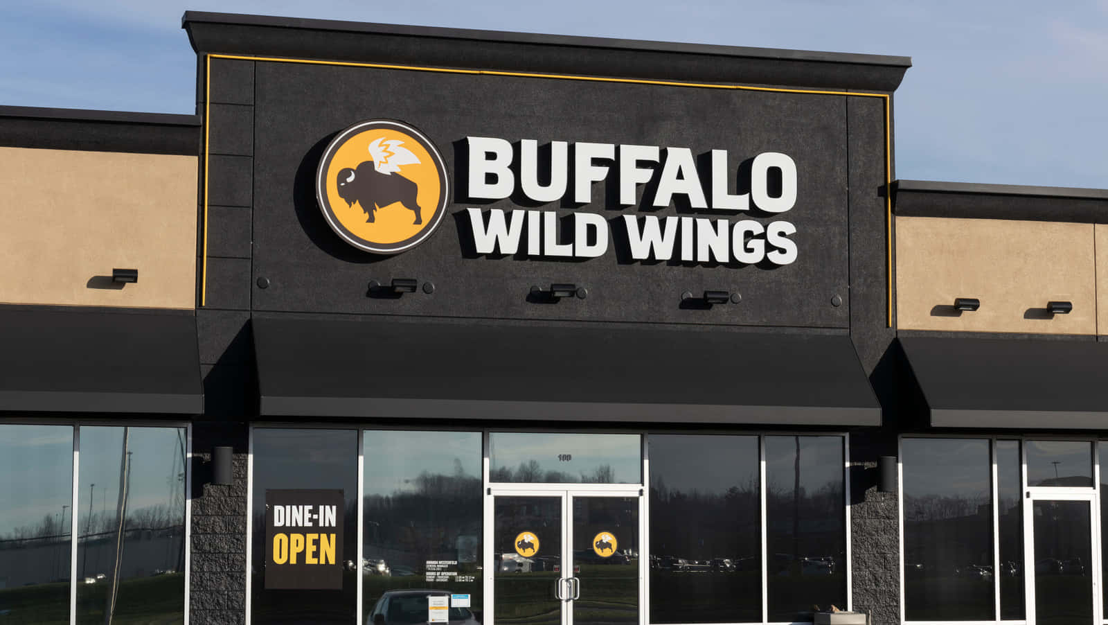 Buffalo Wild Wings 餐廳，帶有營業標誌和玻璃門。 — 水牛城辣雞翅 壁紙