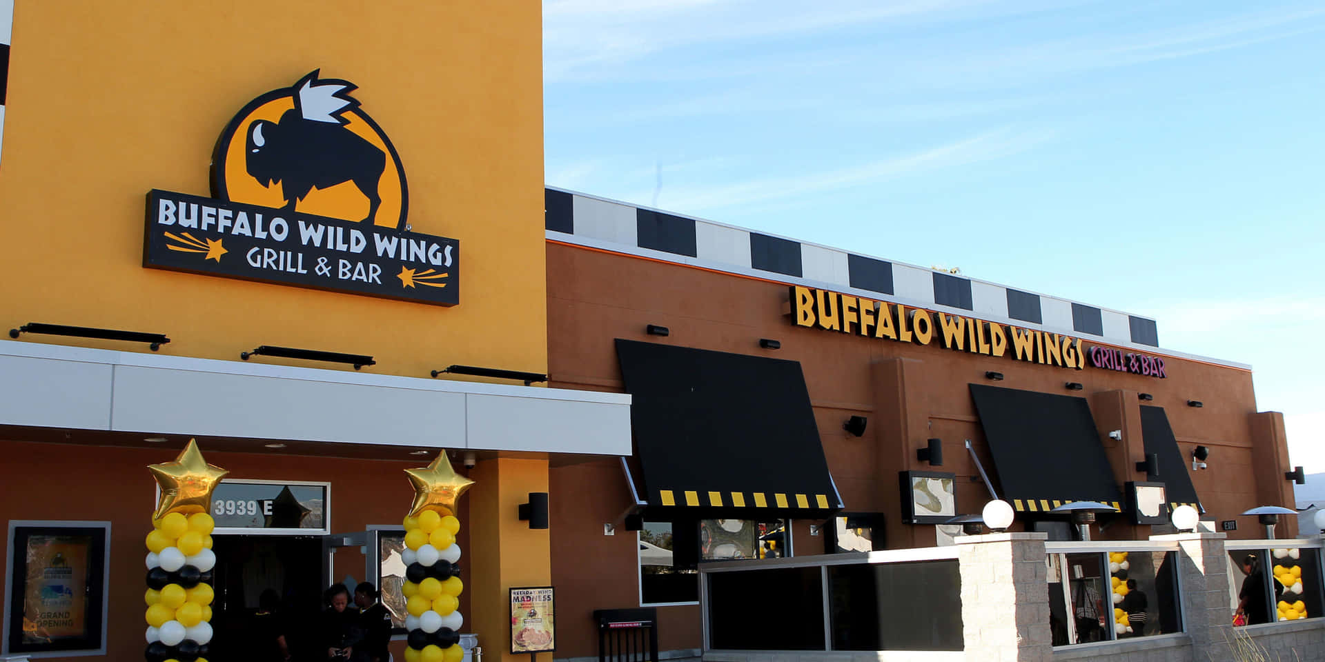 Buffalo Wild Wings 餐廳，外觀為橙色和黑色，並有黃色氣球。 — 水牛城辣雞翅 壁紙