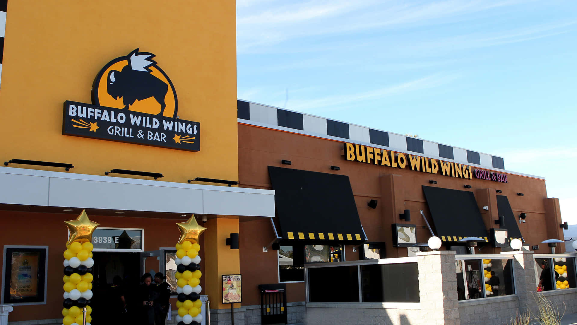 Buffalo Wild Wings 餐廳，黃黑裝飾和星星氣球。 — 水牛城辣雞翅 壁紙