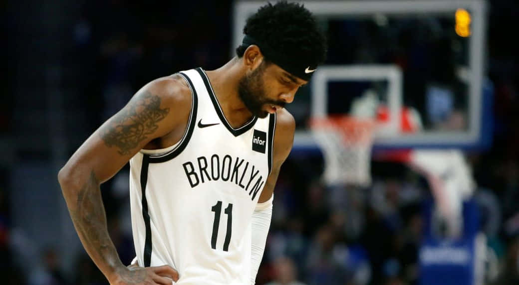 布魯克林籃網球員11號在籃球比賽中雙手叉腰，低頭不語。 — NBA 壁紙
