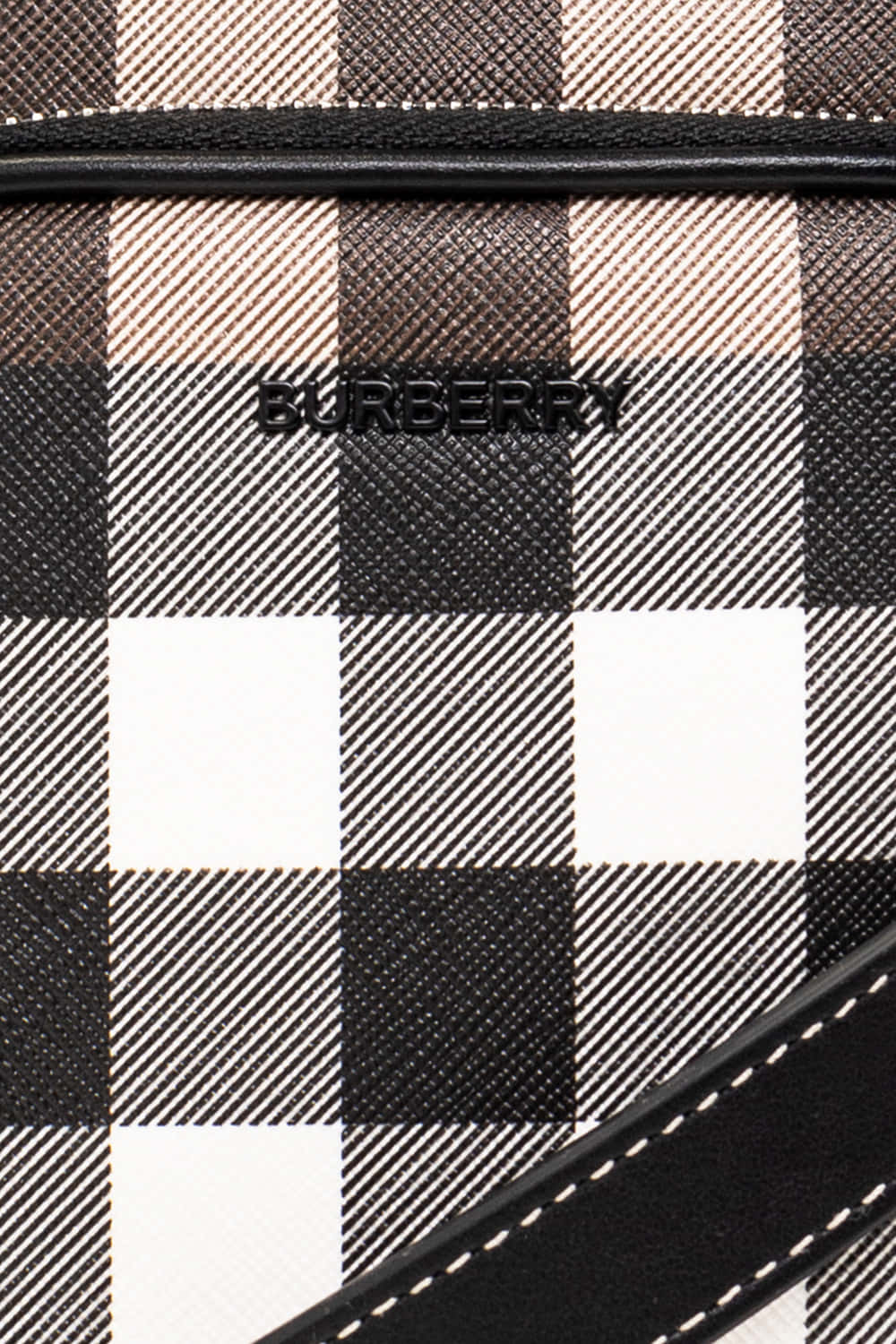 Burberry 桌布 壁紙 — Burberry 格紋手袋特寫，黑色皮革飾邊及白色縫線。