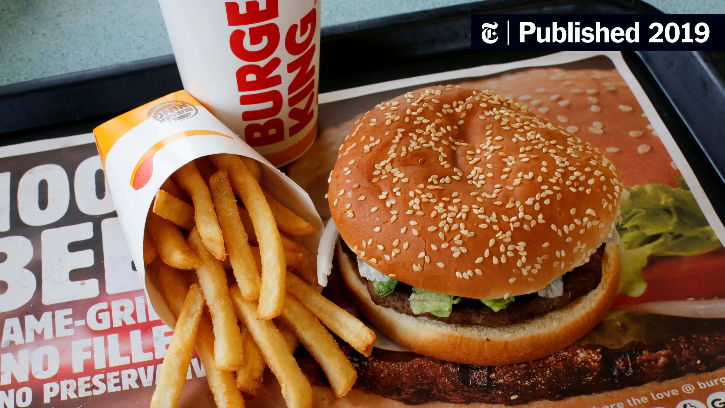 fast food 桌布 壁紙 — Burger King托盤上芝麻漢堡和脆薯條的特寫，附有品牌紙。