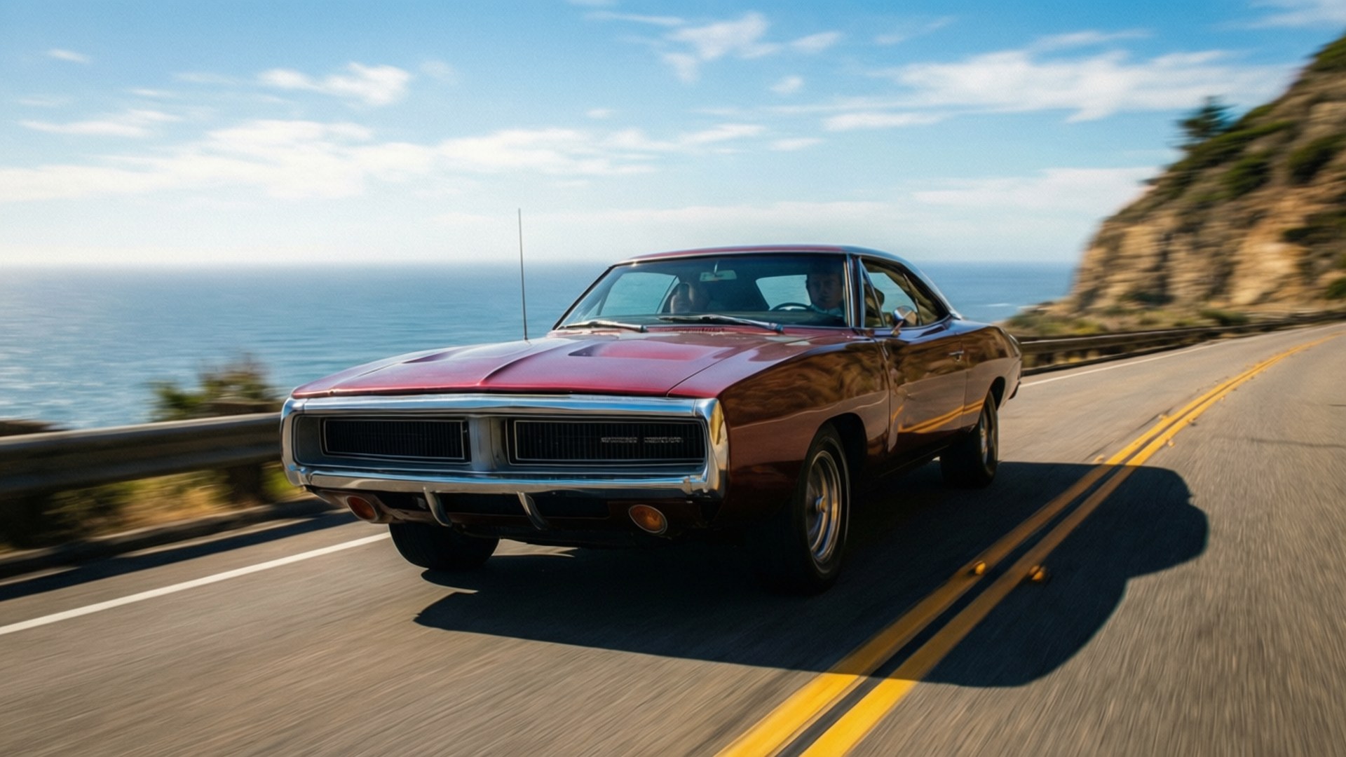 Dodge Super Bee 桌布 壁紙 — 一輛酒紅色經典肌肉車沿著海岸公路疾馳，欣賞海洋景色和懸崖，天空湛藍明亮。
