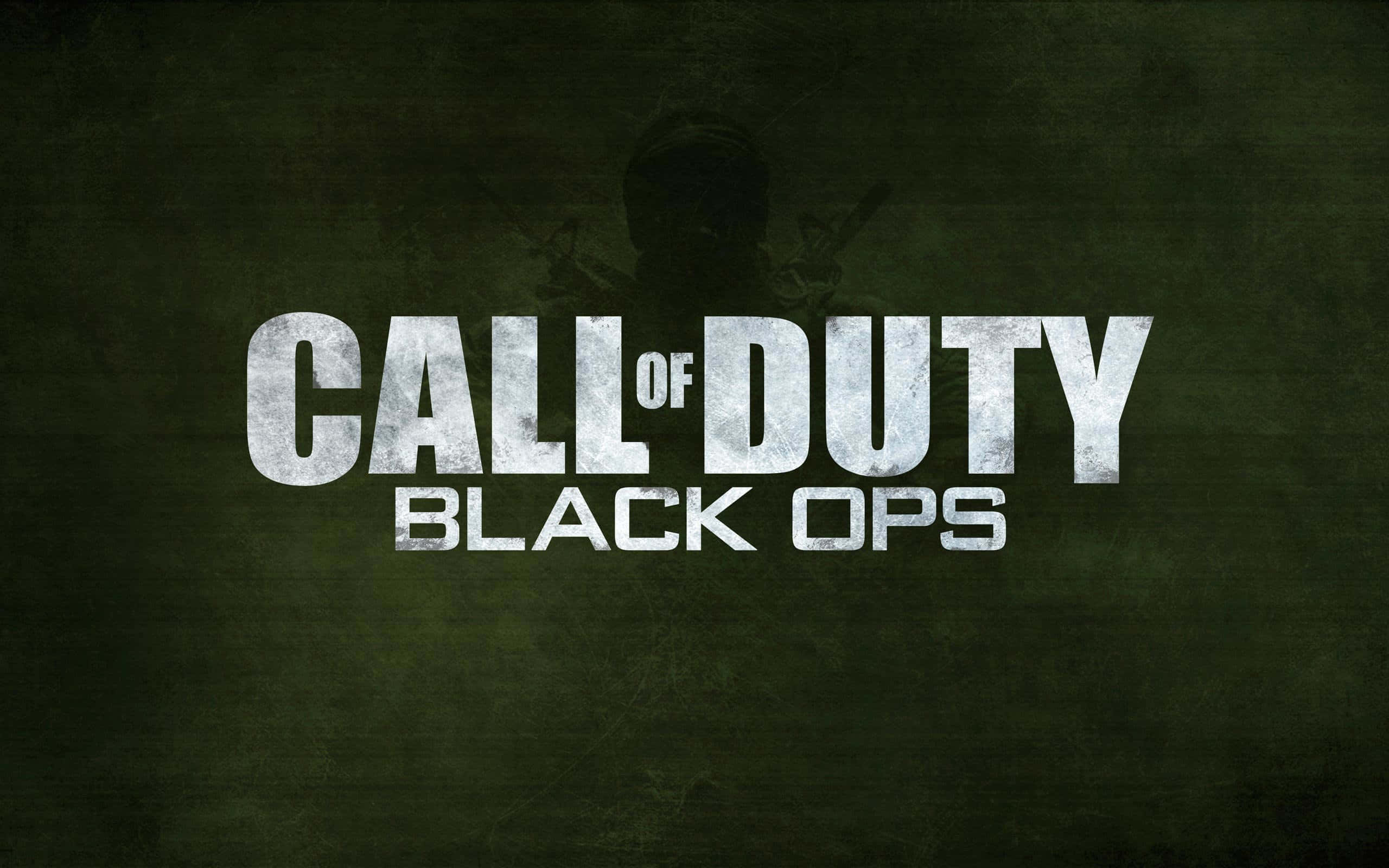 使命召喚 桌布 壁紙 — Call of Duty Black Ops 標誌以風化白色文字呈現，深綠色紋理背景上帶有模糊士兵剪影。
