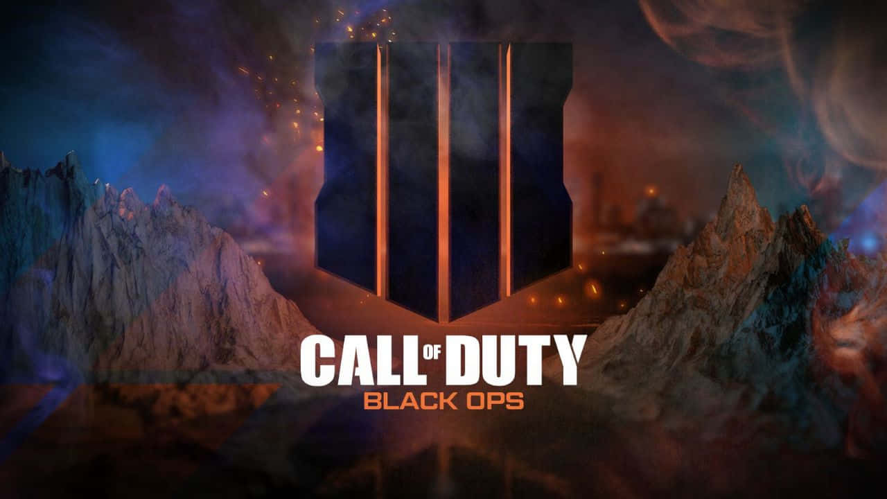 720p Call Of Duty Black Ops 4 桌布 壁紙 — Call of Duty Black Ops 標誌在煙霧瀰漫的暮色天空下，以戲劇性的山脈為背景，發出火橙色的光芒。