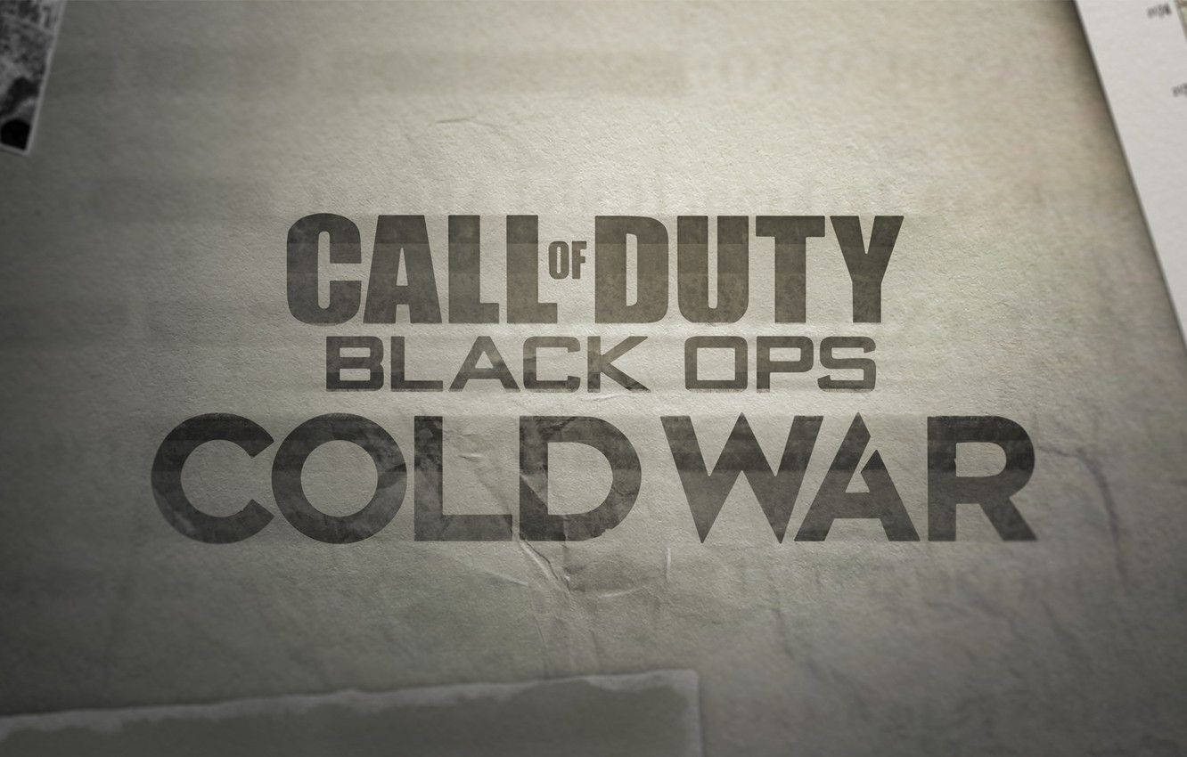 Cod 桌布 壁紙 — Call of Duty Black Ops Cold War 標誌印在帶有細微摺痕和撕裂邊緣的紋理灰色紙上。