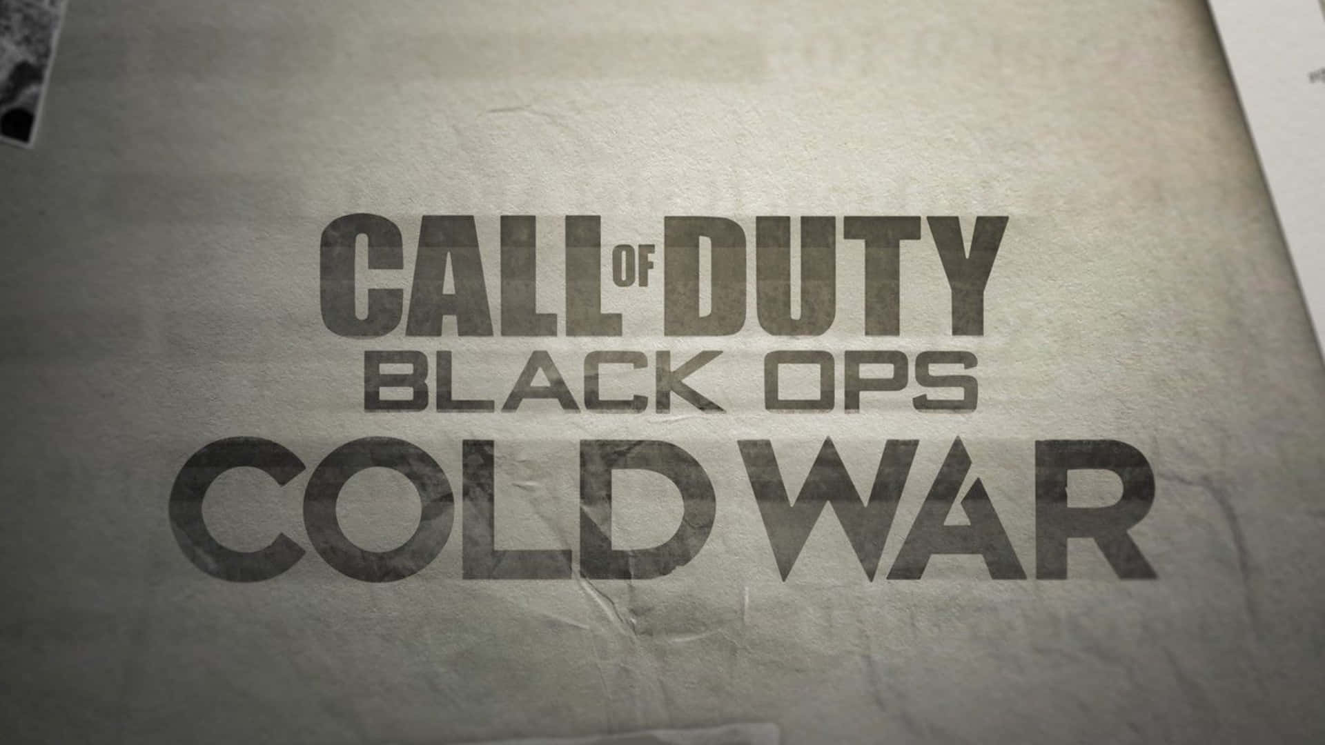 1920x1080 Call Of Duty Black Ops Cold War 桌布 壁紙 — 《Call of Duty Black Ops Cold War》標誌印在帶有粗糙、磨損外觀的紋理紙上。