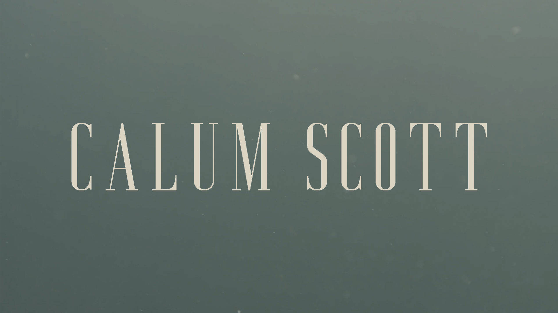 Calum Scott 桌布 壁紙 — Calum Scott 的名字以優雅的奶油色襯線字體顯示在帶有紋理的柔和綠色背景上。