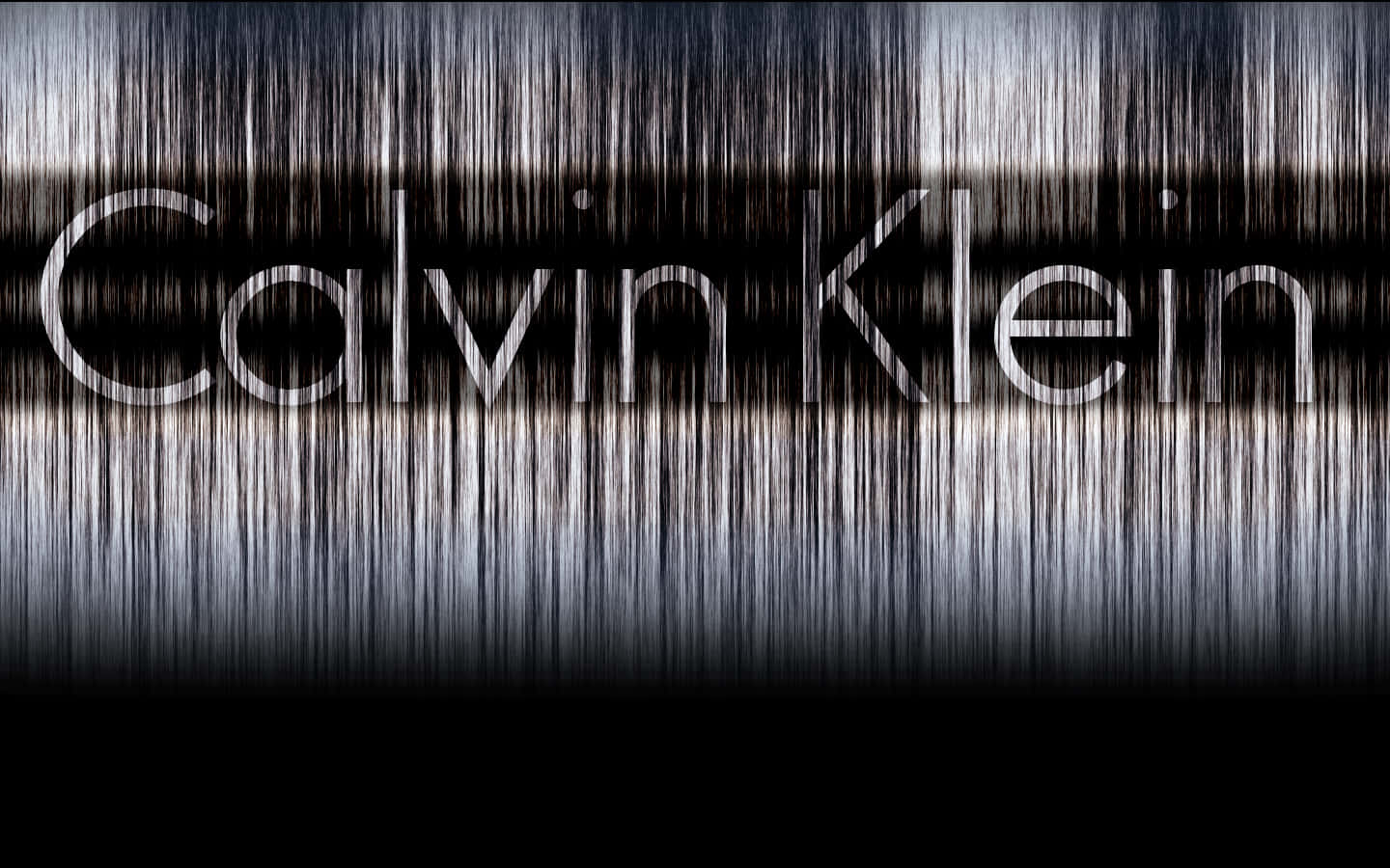 卡文克萊 桌布 壁紙 — Calvin Klein 標誌以銀色文字呈現，背景為拉絲金屬紋理和黑色漸變。
