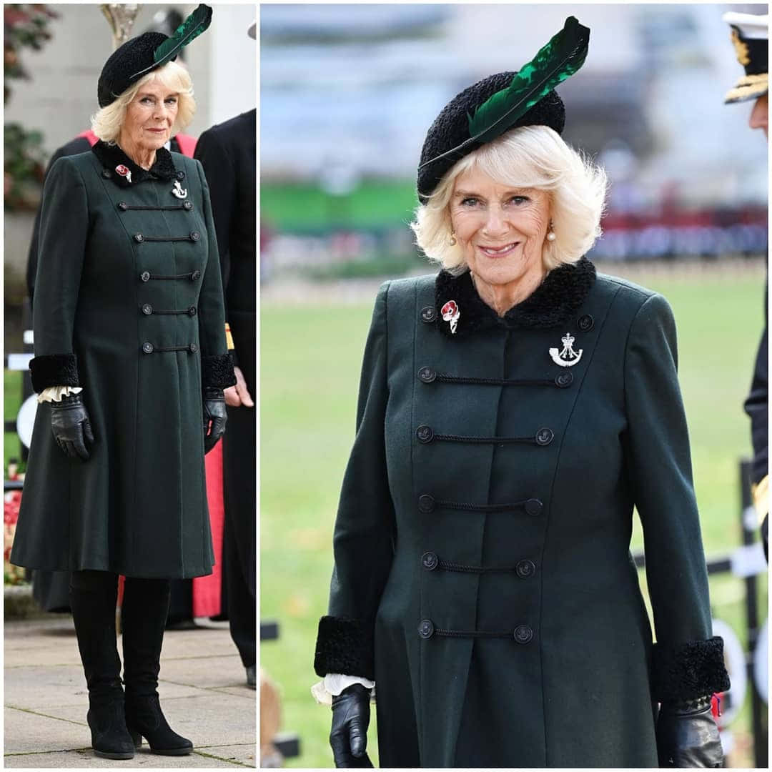 Celebrity 桌布 壁紙 — Camilla 身穿深綠色大衣，搭配黑色毛皮飾邊，頭戴飾有綠色羽毛的相襯帽子，對著鏡頭微笑。