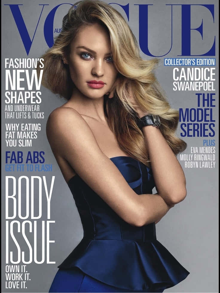 Magazine 桌布 壁紙 — Candice Swanepoel 自信地穿著海軍藍無肩帶連衣裙，出現在《Vogue》雜誌封面，帶有粗體文字疊加。
