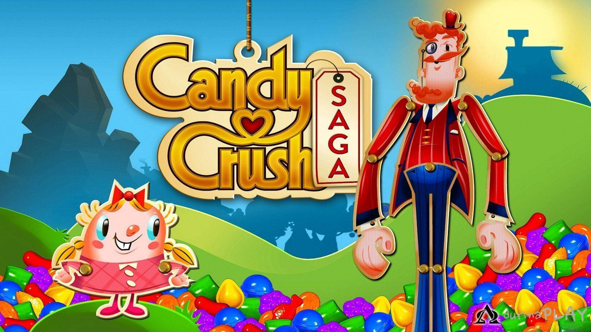 遊戲 桌布 壁紙 — Candy Crush Saga 標誌，卡通角色站在色彩繽紛的糖果田野中，背景是明亮的藍天。