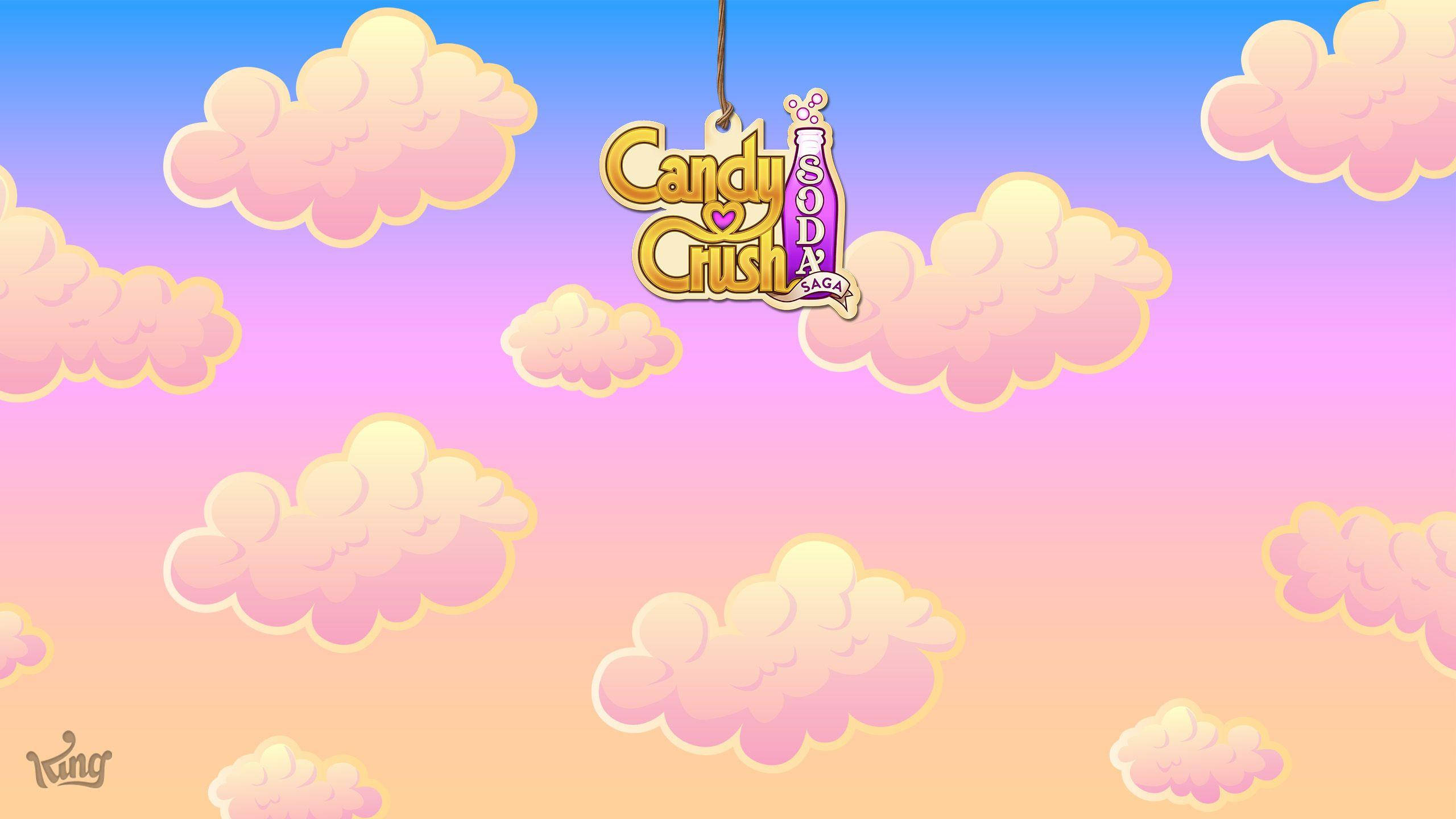 雲朵 桌布 壁紙 — Candy Crush Soda Saga 標誌掛在一條繩子上，背景是充滿 fluffy 粉紅色和黃色雲朵的粉彩天空。