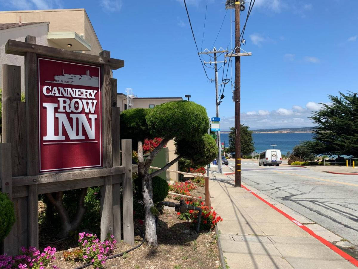 Road 桌布 壁紙 — Cannery Row Inn 的木製招牌矗立在開滿鮮花的人行道旁，在清澈的藍天下可欣賞海景。