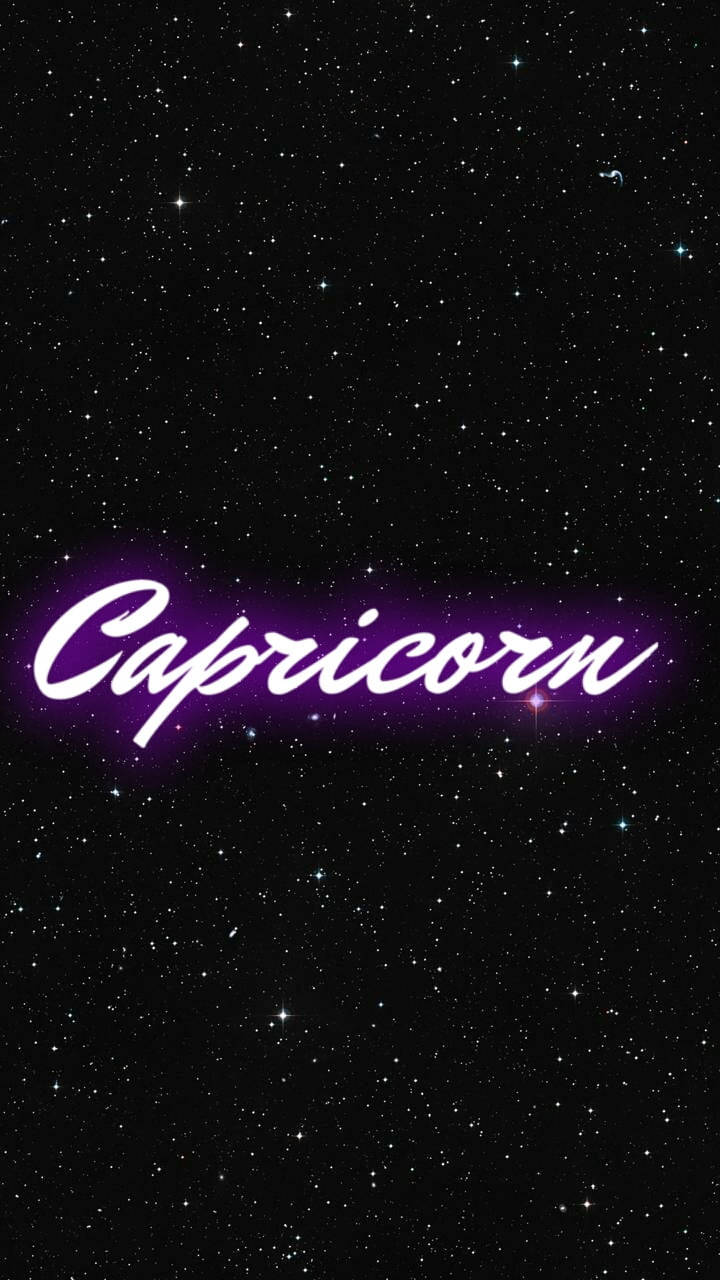 摩羯座 桌布 壁紙 — 「Capricorn」一詞在佈滿閃爍星星的星空夜空下，以鮮豔的紫色霓虹燈發光。