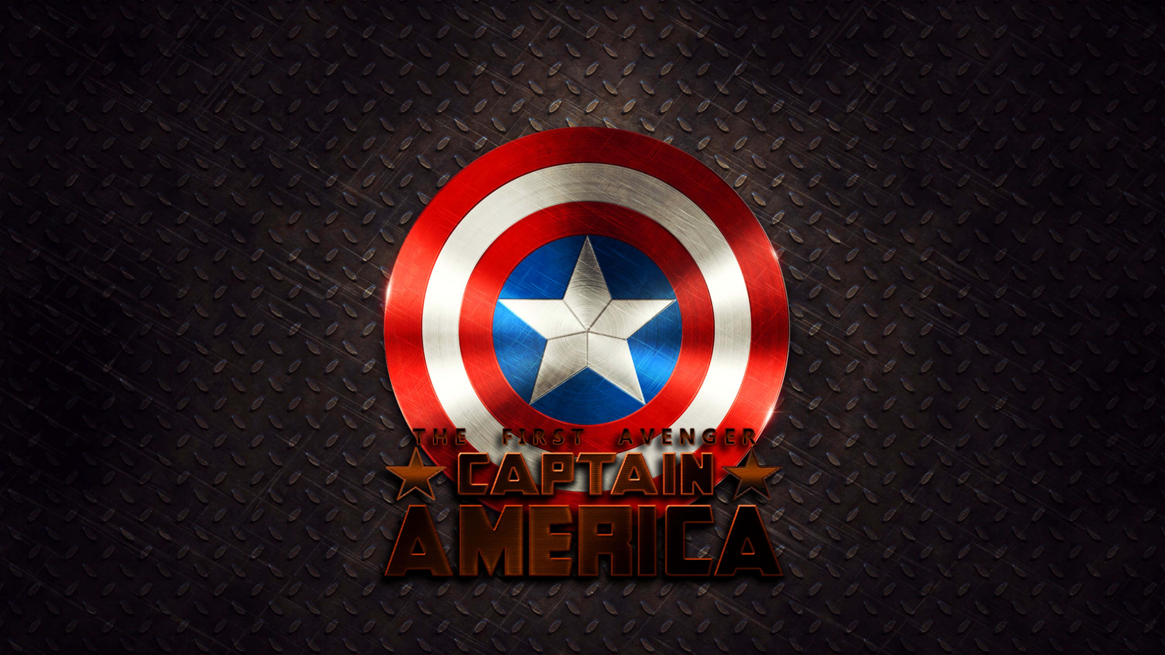 4K Captain America 桌布 壁紙 — 美國隊長的標誌性盾牌在深色紋理金屬背景上閃耀，下方有粗體標題文字。