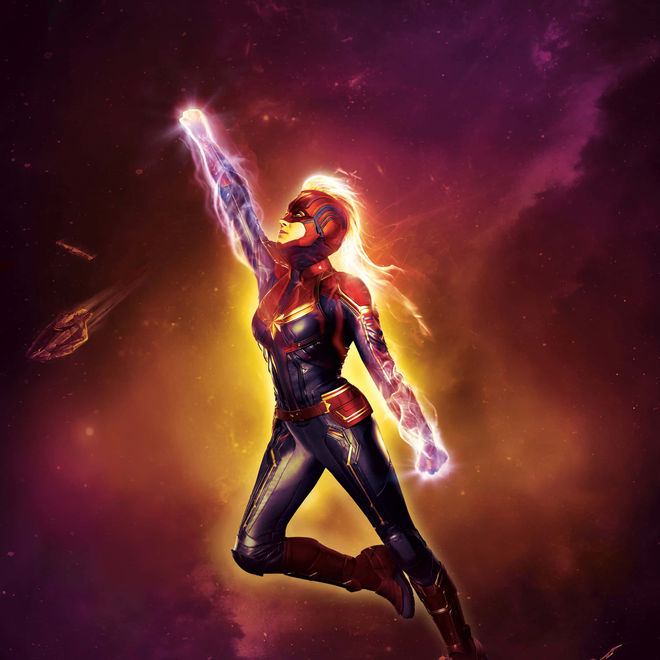 桌布 壁紙 — Captain Marvel 在宇宙星雲中翱翔，舉起的手散發出發光的能量。