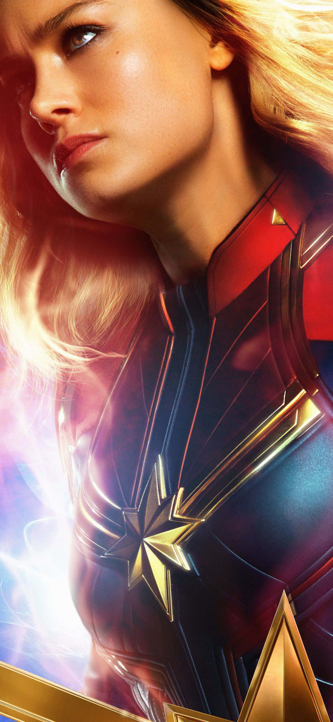 桌布 壁紙 — Captain Marvel 穿著她標誌性的紅、藍、金色戰衣，肩膀散發出發光的能量。