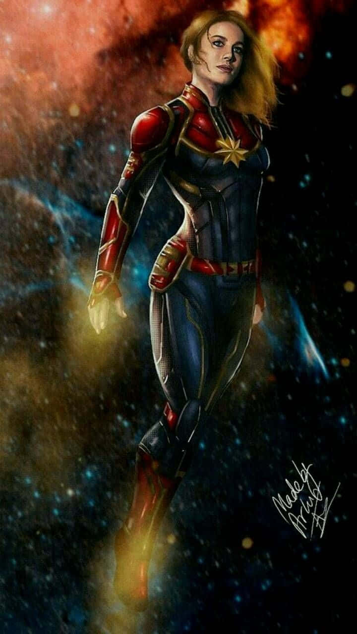 桌布 壁紙 — Captain Marvel 自信地站在一個宇宙星雲中，身後有發光的能量軌跡和充滿活力的星場。