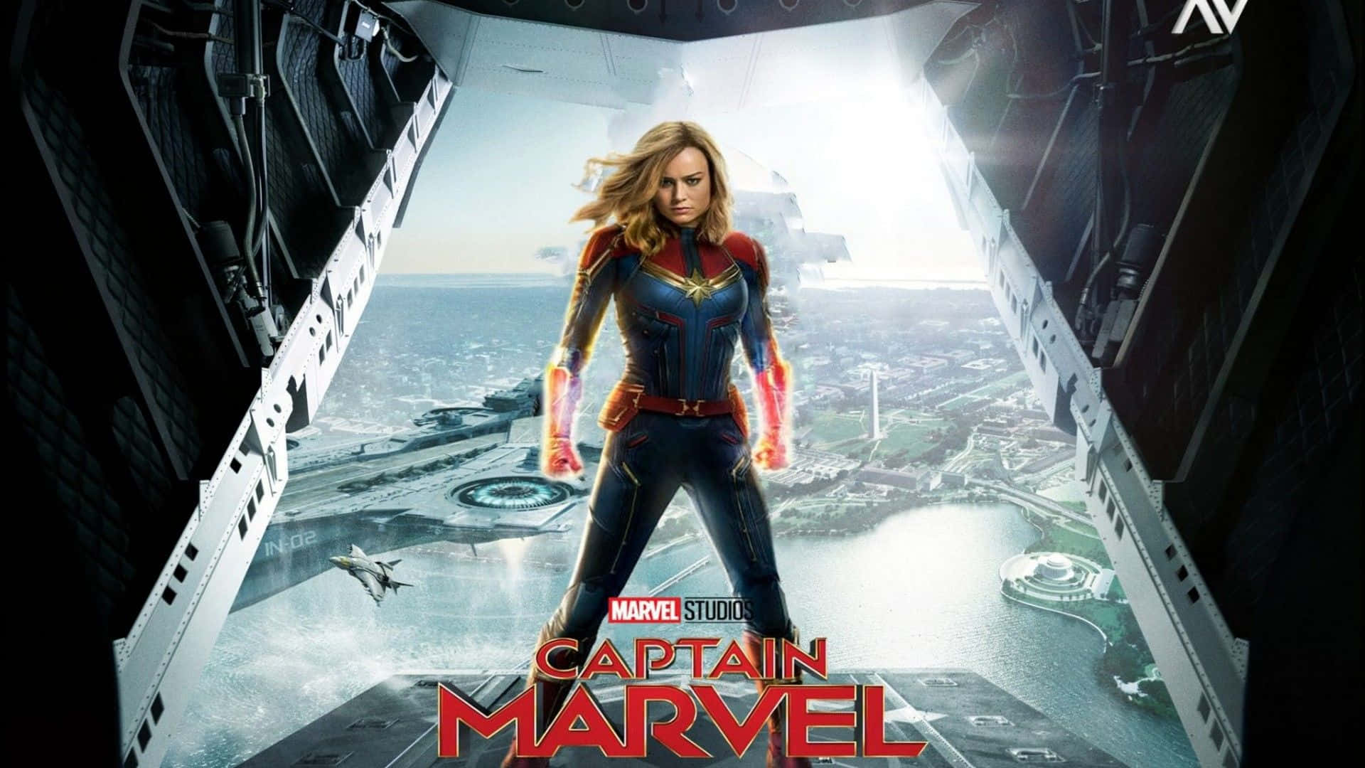 Captain Marvel 桌布 壁紙 — Captain Marvel 英雄地站在未來飛機駕駛艙中，俯瞰沐浴在明亮日光下的廣闊城市景觀。