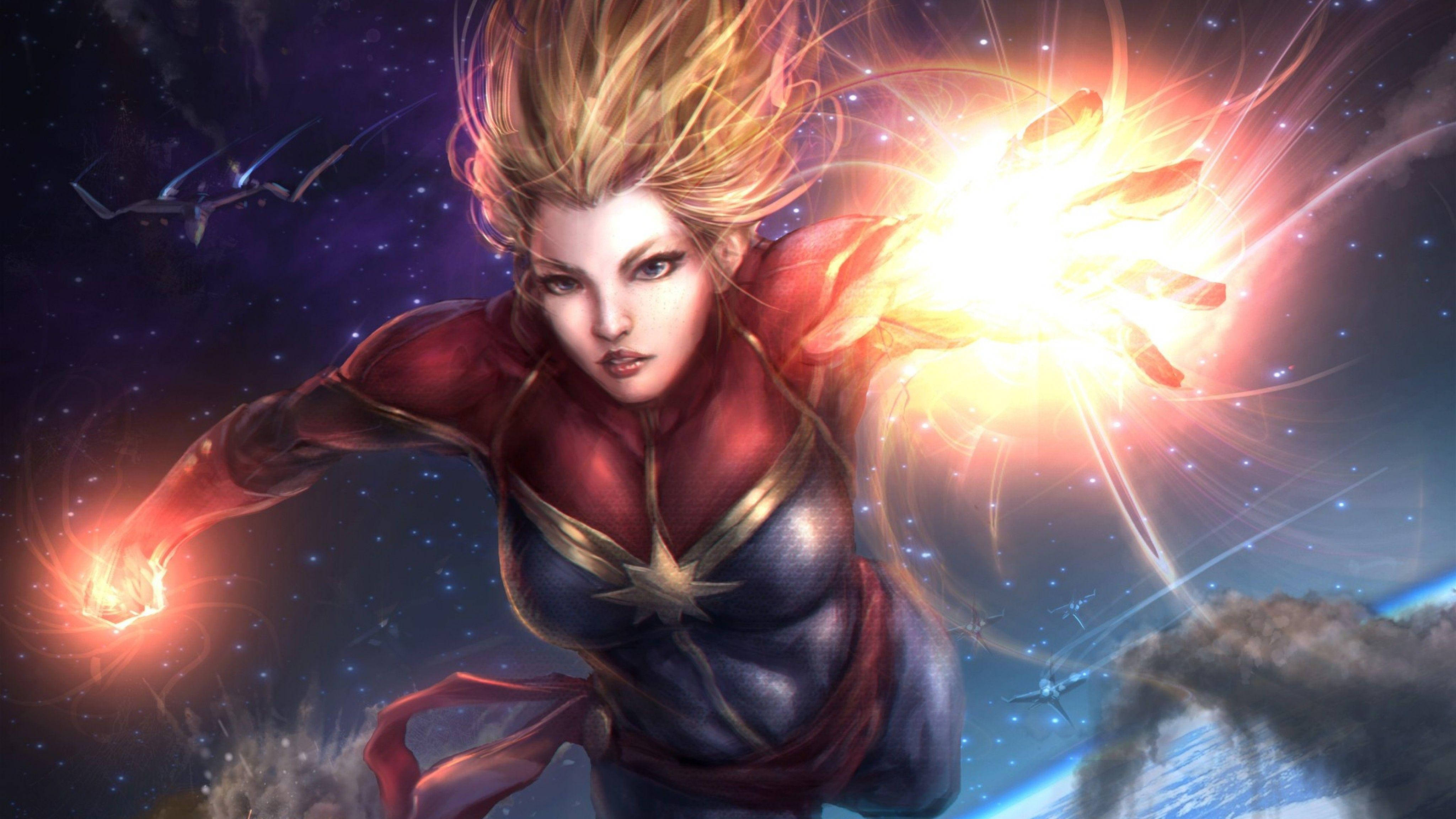 漫威 桌布 壁紙 — Captain Marvel 飛越太空，從手中發射能量爆炸，背景是星光燦爛的宇宙。