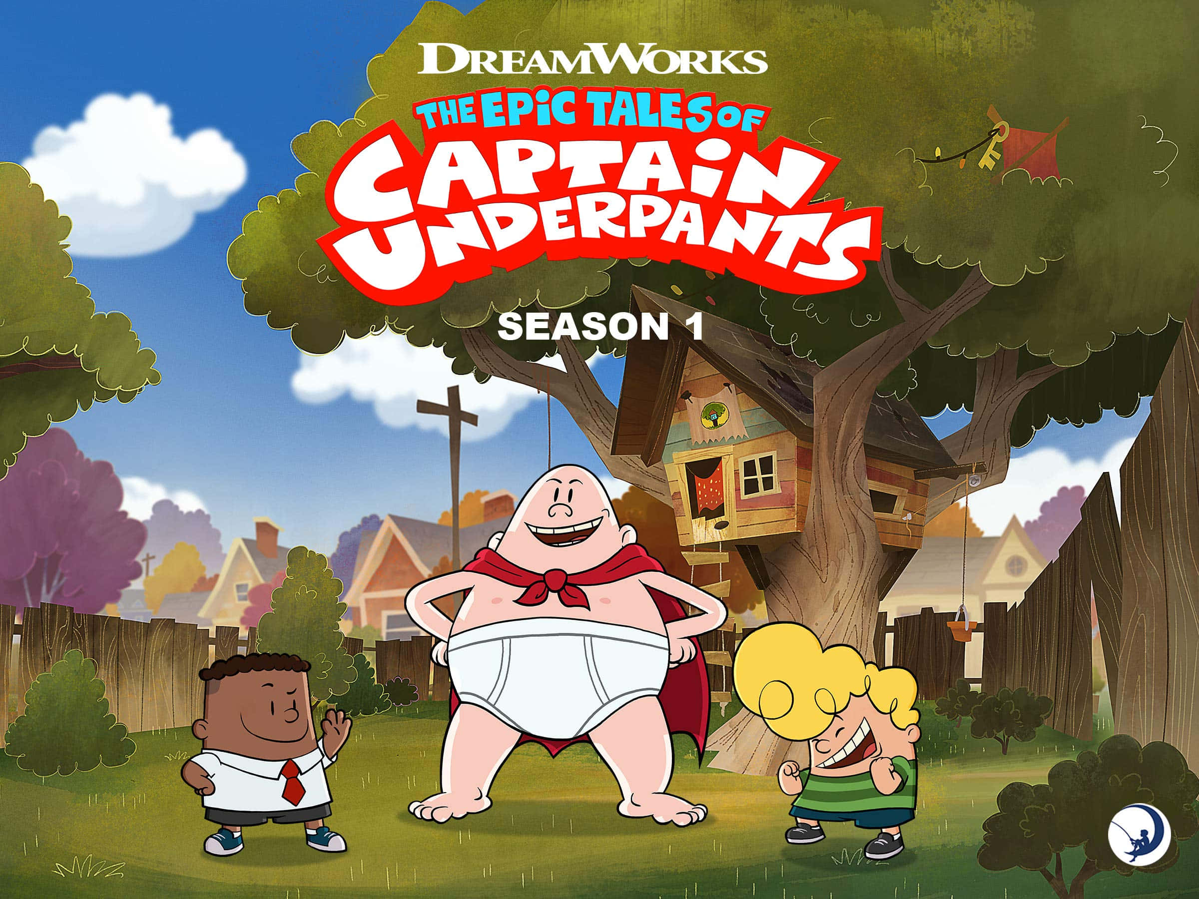 Animated 桌布 壁紙 — Captain Underpants 自豪地穿著內褲和披風，站在陽光普照的郊區院子裡樹屋旁的兩個微笑孩子旁邊。
