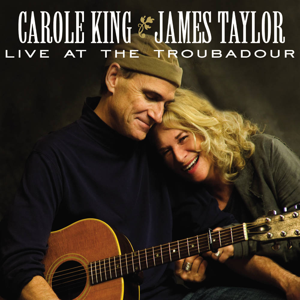 Woman 桌布 壁紙 — Carole King 和 James Taylor 在柔和的工作室燈光下彈奏木吉他，分享溫暖親密的時刻。