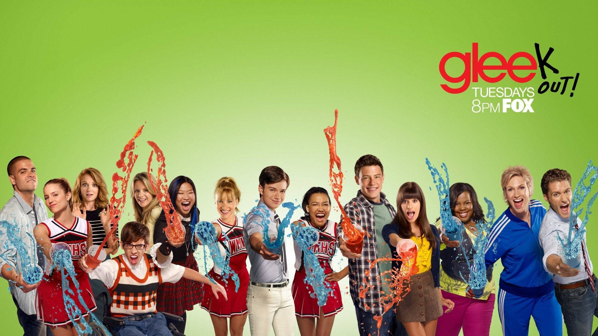 tv 桌布 壁紙 — Cast of Glee 在明亮的綠色背景上，開心地濺起彩色液體，並有節目標誌。