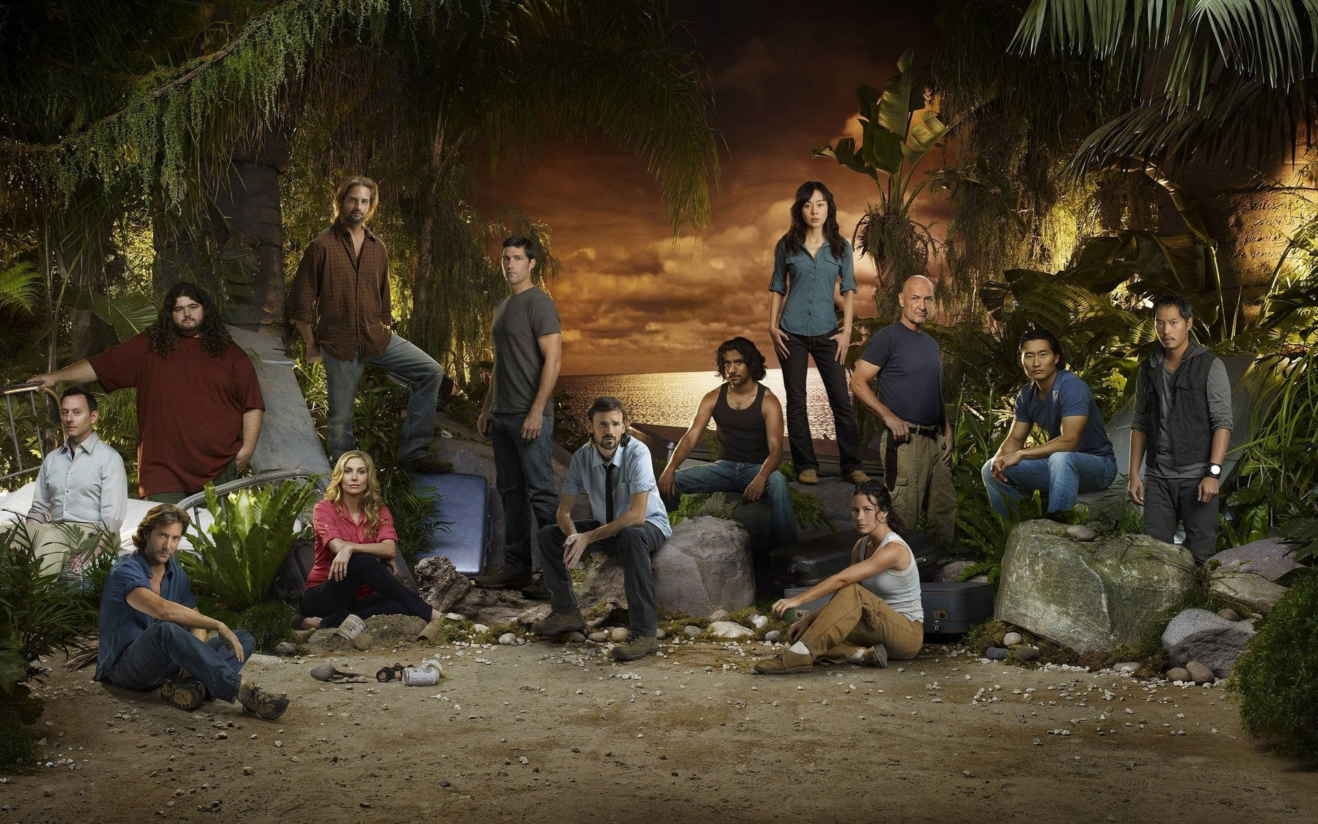 海灘 桌布 壁紙 — Cast of Lost 在日落時分，以棕櫚樹和海洋為背景，在熱帶島嶼上戲劇性地擺姿勢。