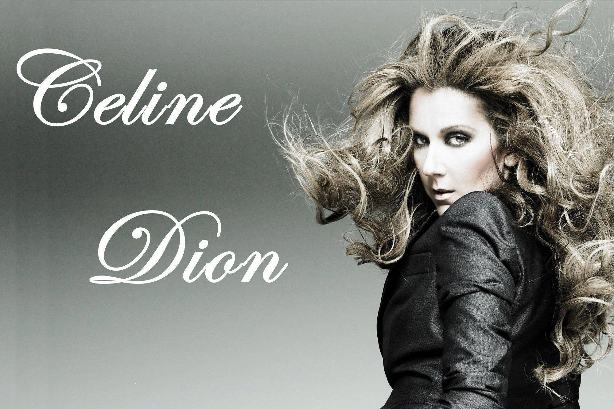 Celine 桌布 壁紙 — Celine Dion 一頭金髮隨風飄揚，眼神凌厲，身穿黑色外套，灰色背景上以優雅白色字體寫上她的名字。