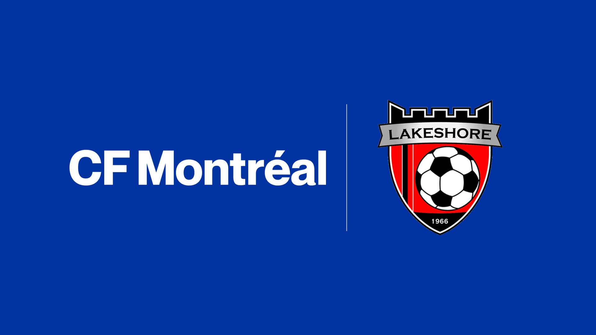 足球 桌布 壁紙 — CF Montréal 足球隊標誌，紅色盾牌上有黑白足球，背景為純藍色。