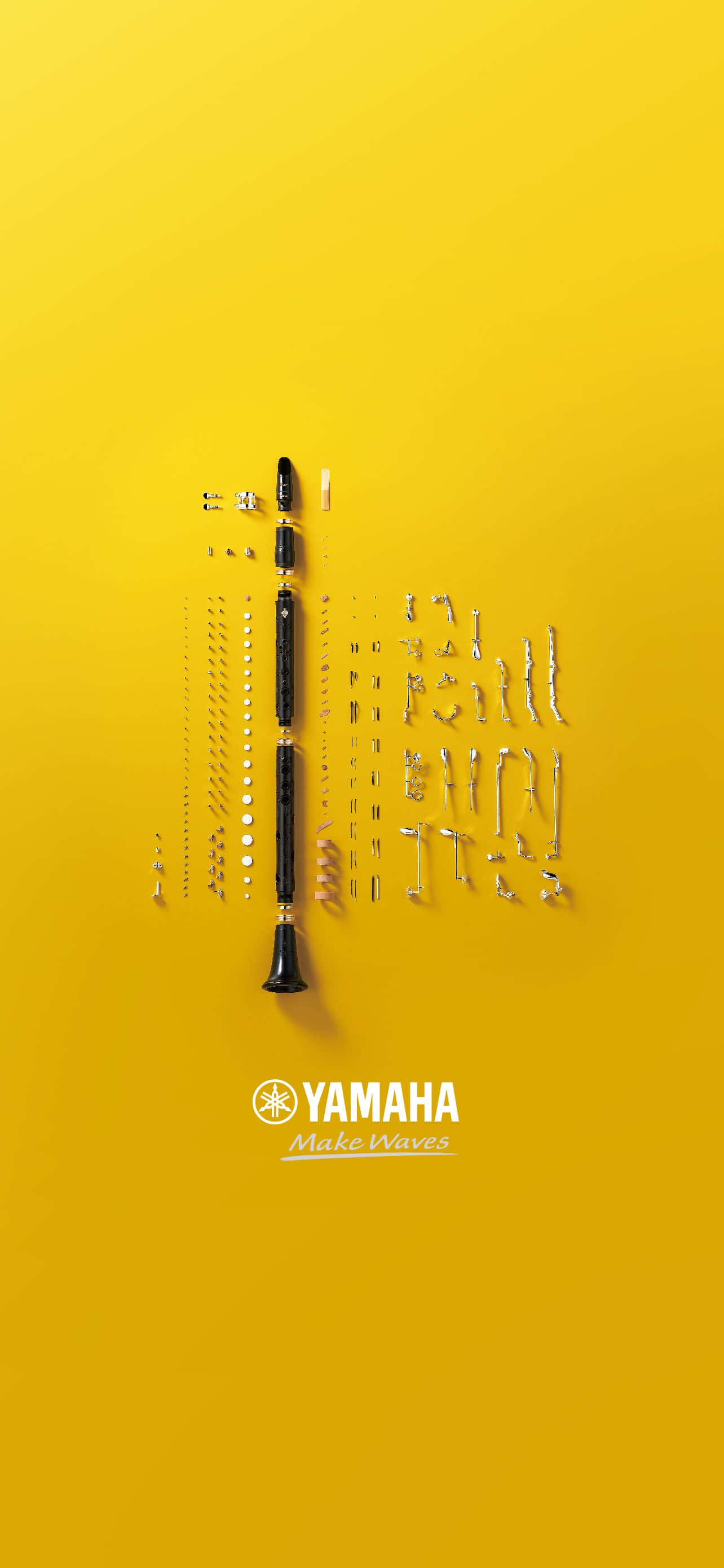 拆解的單簧管零件垂直排列在黃色背景上，帶有Yamaha標誌。 — iPhone 13 Pro 壁紙