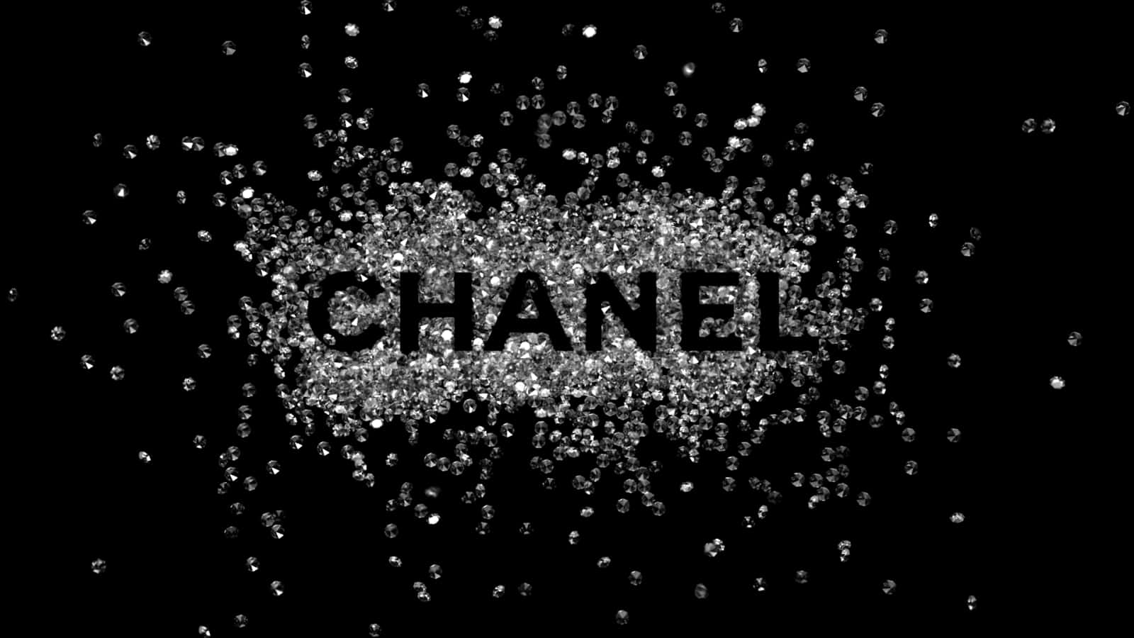 Chanel 桌布 壁紙 — CHANEL 這個字從閃爍的鑽石瀑布中浮現，背景是純黑色。