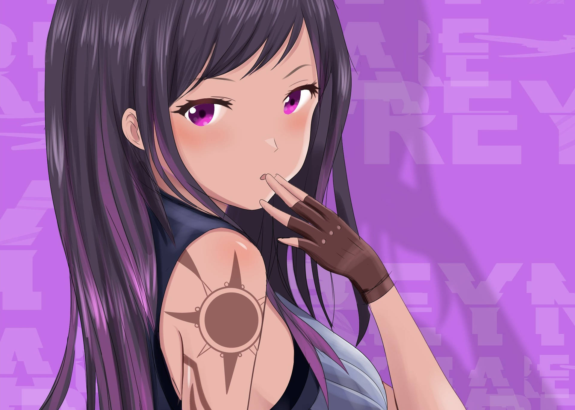 紫眼黑髮動漫少女在紫色文字背景上觸碰嘴唇。 — Valorant 壁紙