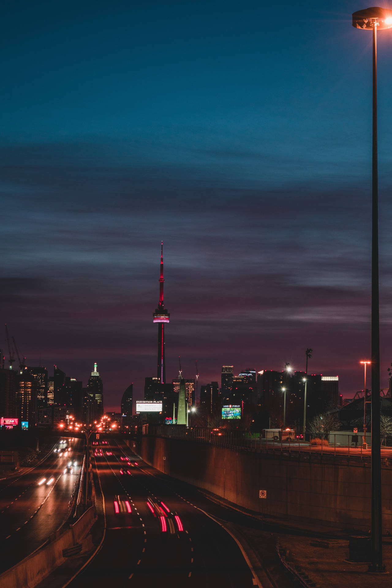 夜晚的城市高速公路，帶有流動的車燈線條和背景中的CN塔。 — 霓虹車 壁紙