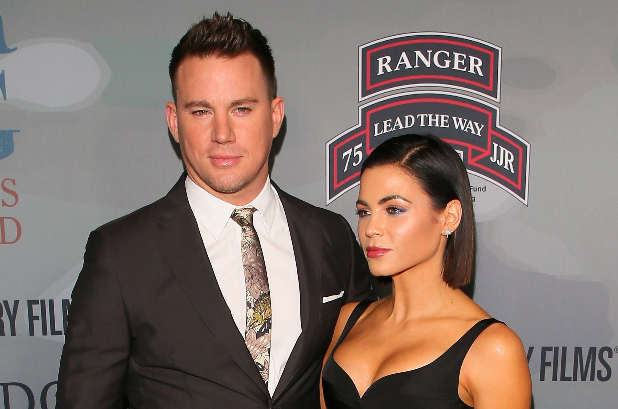 Channing 桌布 壁紙 — Channing Tatum 和 Jenna Dewan 在一個正式活動中一起擺姿勢，背後有品牌背景。