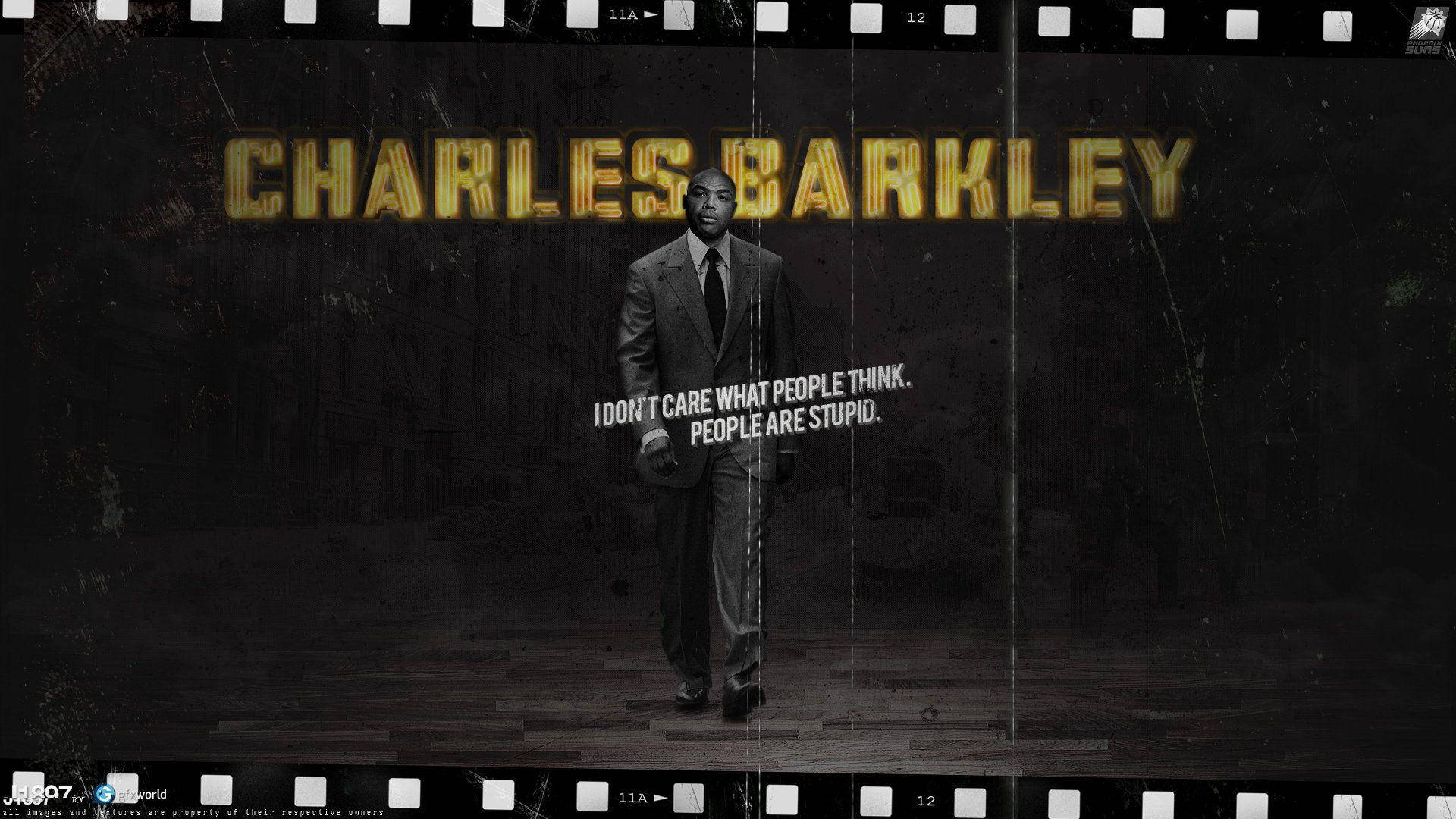 Charles Barkley 身穿西裝行走，引文為「我不在乎別人怎麼想，別人是愚蠢的」。 — NBA 壁紙