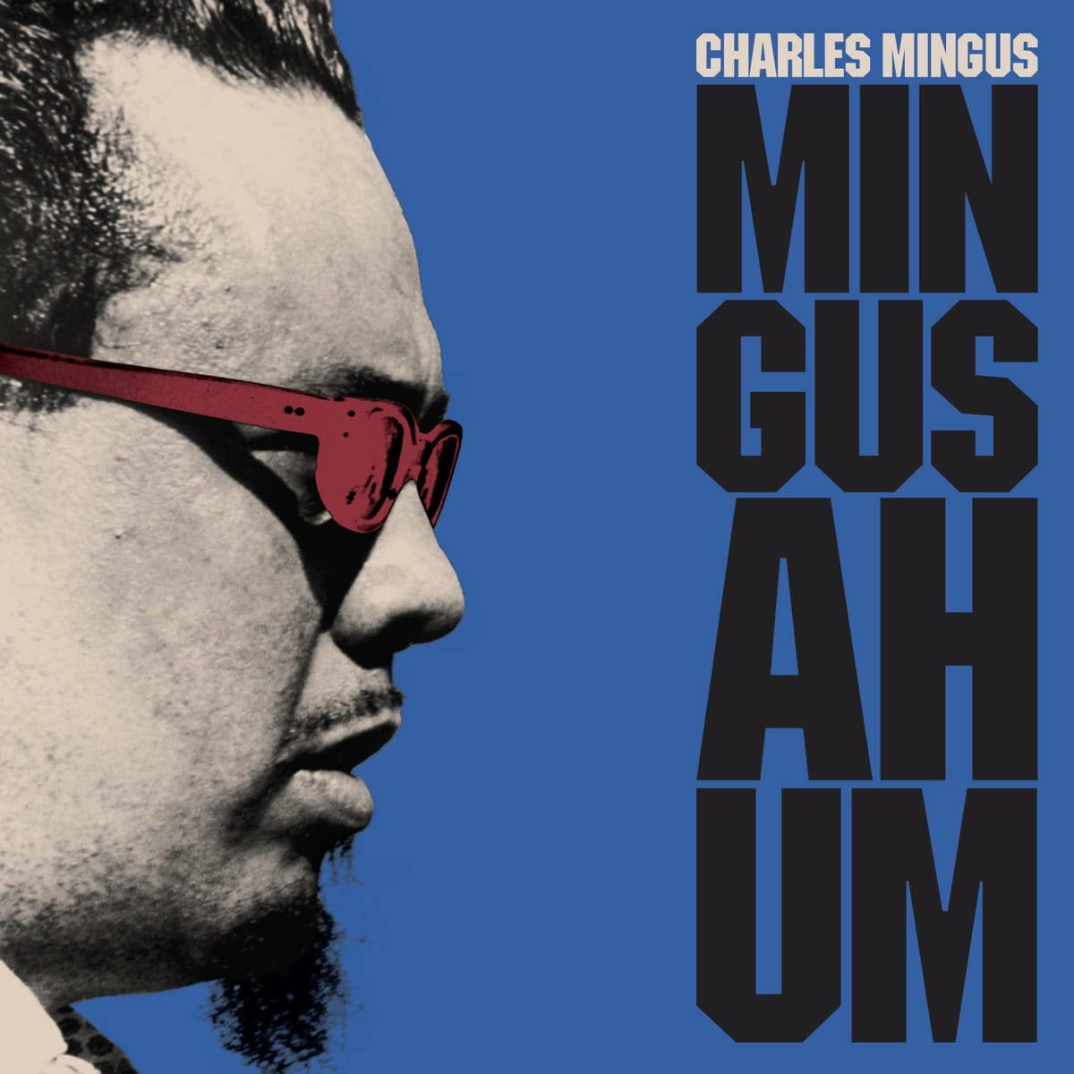Album Cover 桌布 壁紙 — Charles Mingus 的側面肖像，戴著紅色太陽眼鏡，背景為大膽的藍色，配以大膽的字體。