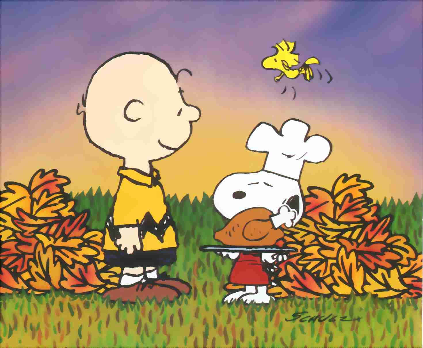 花生漫畫 桌布 壁紙 — Charlie Brown 和 Snoopy 在秋天的落葉中，Snoopy 自豪地展示盤子上的火雞，Woodstock 在上方飛翔。