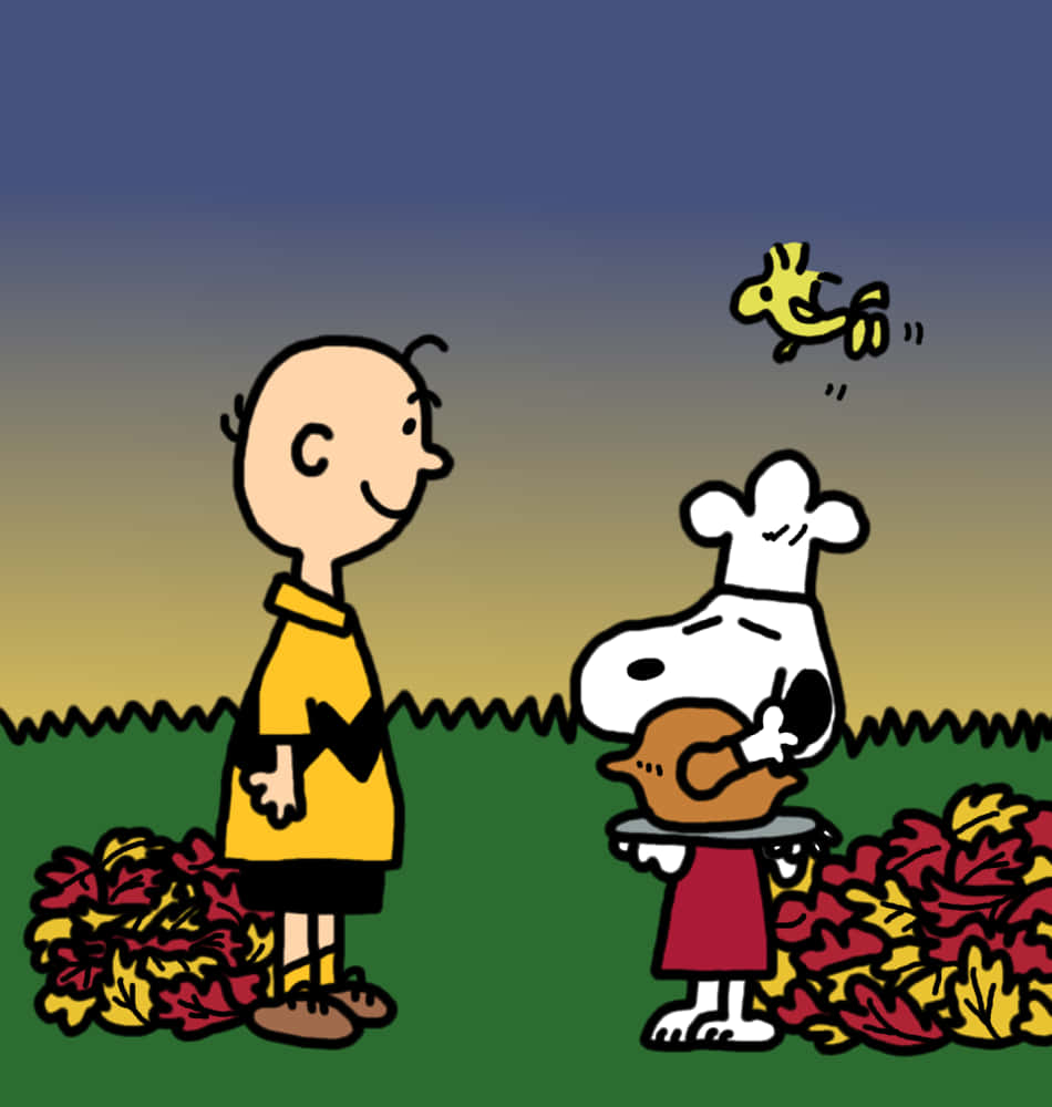 Peanuts 桌布 壁紙 — Charlie Brown 和 Snoopy 戴著廚師帽站在秋天的落葉中，一隻黃色小鳥在他們頭頂飛過，背景是黃昏的天空。