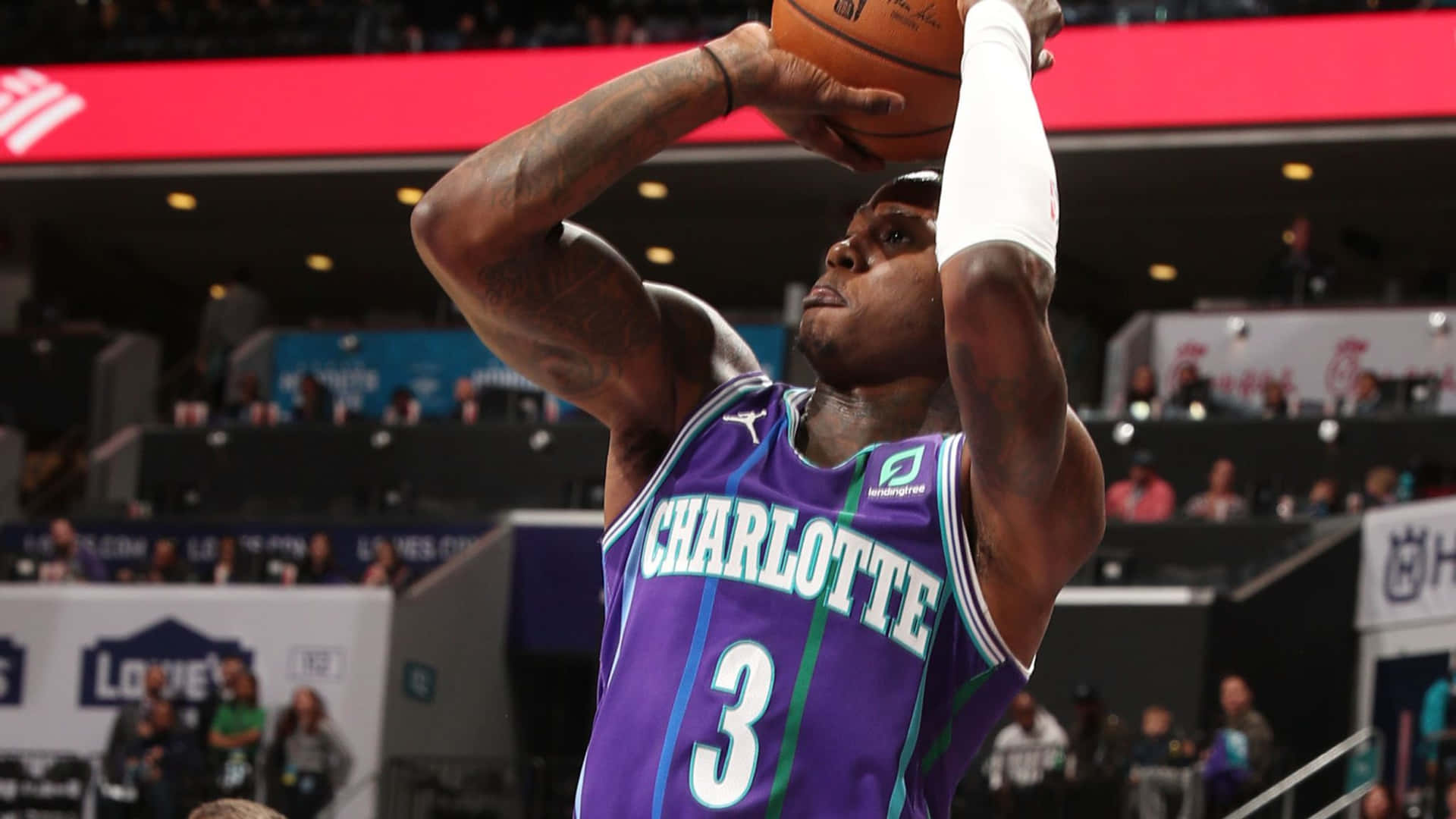 身穿紫色夏洛特黃蜂隊球衣的籃球運動員在場館中投籃。 — NBA 壁紙
