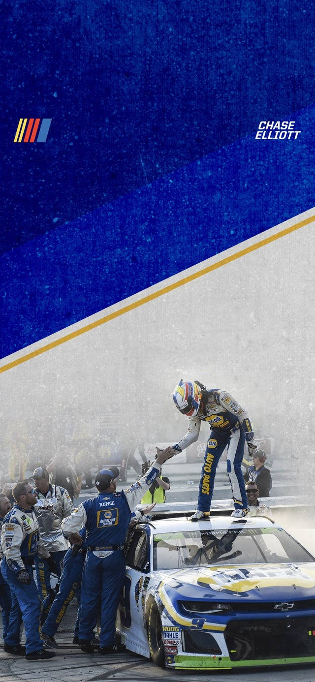 Chase Elliott 桌布 壁紙 — Chase Elliott 在他藍黃色的賽車頂上慶祝勝利，車隊成員在動態的藍白圖形背景下方歡呼。